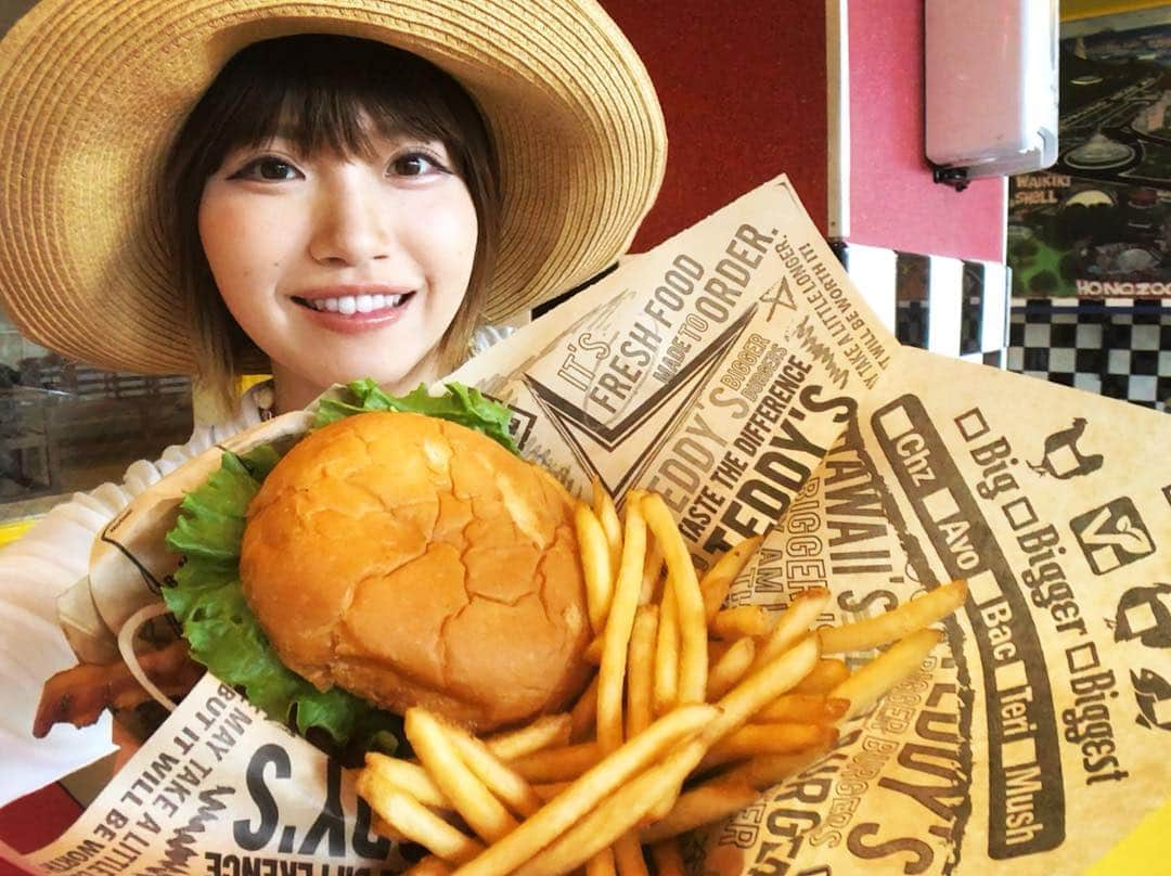 秋丸美帆さんのインスタグラム写真 - (秋丸美帆Instagram)「太っても後悔せん！🍔🍟🥤 . #hawaii #waikii #humberger #frenchfries #trip #travel #teddysbiggerburgers #ハワイ #ワイキキ #ハンバーガー #旅行 #みっぴのもぐもぐシリーズ」12月29日 12時08分 - mippy34