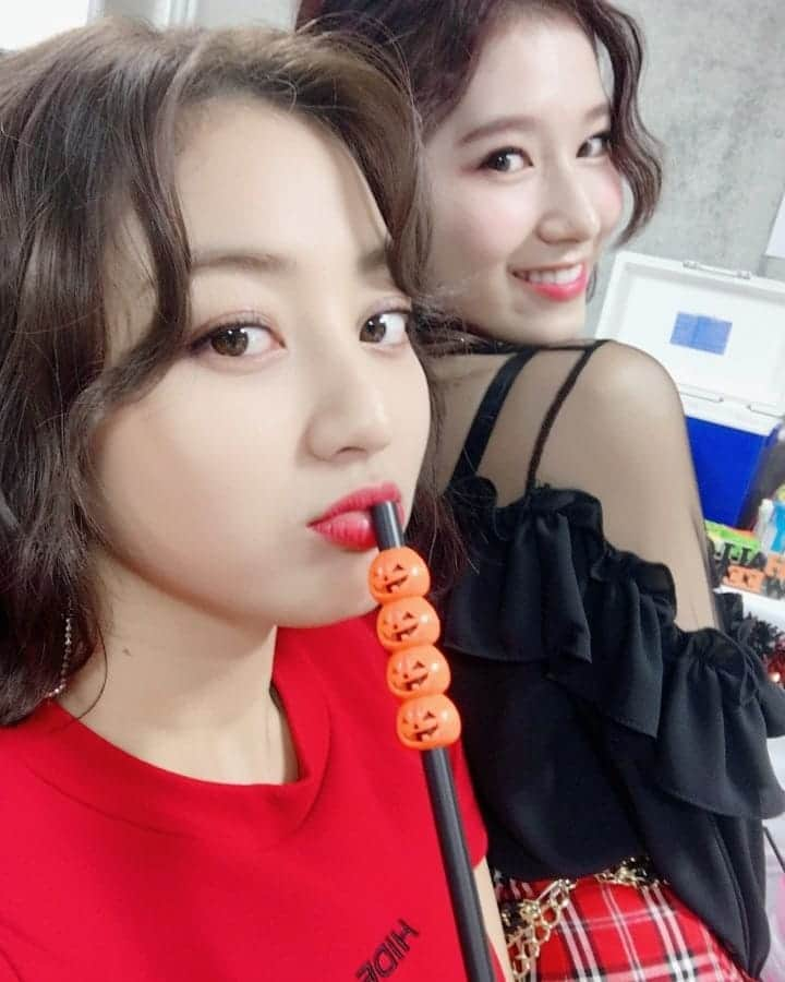 TWICEさんのインスタグラム写真 - (TWICEInstagram)「내 짝꿍 짝이야  생일 축하해🎂 오늘 엄청엄청 바쁜 하루가 되겠지만 그래도 늘 함께 해줘서 고마워💜🙈」12月29日 12時29分 - twicetagram