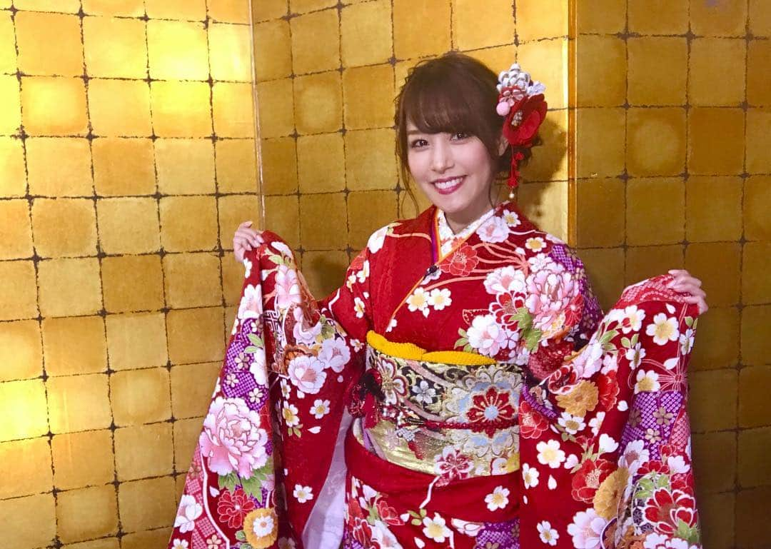 鷲見玲奈さんのインスタグラム写真 - (鷲見玲奈Instagram)「. 今日からテレビ東京で年末年始特番の番宣が流れます✨ これは、その撮影をしたときのもの☺️ 真っ赤な振袖(@joyful_eli_kimono_rentalkan )を着せて頂き、スタッフさんと楽しく撮影しました😊 . 私は 12月31日の深夜0時45分から放送の「ホメの助ホメ太郎」(ナレーションによる出演) 12月31日の深夜3時から放送の「朝まで爆笑寄席2019」 1月1日夜9時から生放送の「家、ついて行ってイイですか？」 に出演します。 年末年始、おうちでゆっくりテレビを見るご予定の方は、ぜひご覧頂けると嬉しいです☺️ . . . #テレビ東京 #年末年始 #特番 #振袖 #第一弾 #ジョイフル恵利 さんのもの」12月29日 13時15分 - sumi__reina