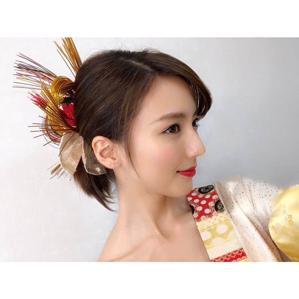 真野恵里菜さんのインスタグラム写真 - (真野恵里菜Instagram)「ガリバーの初売りCMのヘアスタイル。 . . メイクさんがその場で考えながら ひとつひとつ飾り付けて 派手やかにしてくれました😌 いつもよりアイメイクもキリッとして リップも赤にしてアクセントに💄 #ヘアメイク」12月29日 13時19分 - erinamano_official