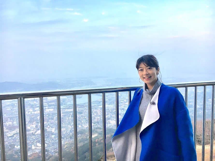 フジテレビアナウンサーのインスタグラム：「来年もお正月SP放送します！ 今回は北九州編  皿倉山や巌流島、関門橋の下の海中道路をお散歩して、県境まで行ってきました。  もちろん、肉肉うどんや海の幸グルメも😊  1月2日は「#正直さんぽ 」を宜しくお願いします。  追伸：沢山の温かいメッセージありがとうございます。中村 生野  #フジテレビアナウンサー #生野陽子 #有吉くんの正直さんぽ」