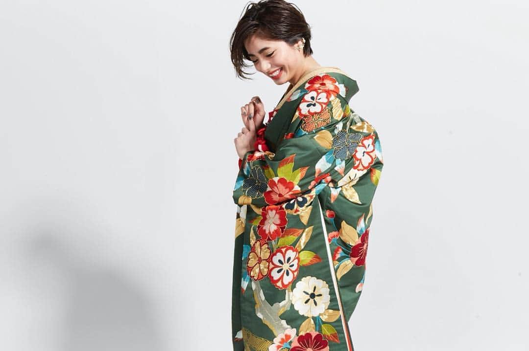 ngh_weddingboutiqueのインスタグラム：「・ 2018年も、沢山の方々にお越し頂き誠にありがとうございました。 ・ 2019年も今年以上に、 皆様にとって素敵な1年となりますように✨ ・ ・ また来年もWedding Boutiqueで皆様にお会い出来ることを、スタッフ一同楽しみにしております💍 ・ ・ #weddingboutique」