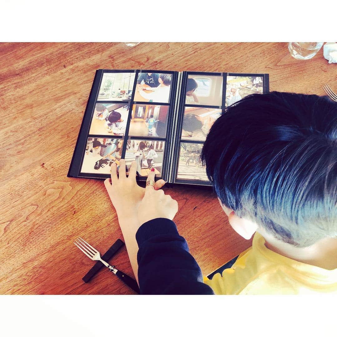 紗栄子さんのインスタグラム写真 - (紗栄子Instagram)「マネージャーの亀ちゃんからちょっと遅れたクリスマスプレゼントが宮崎にいる私の元に届きました🎄🎁✨ (私のサンタさんいつも遅めw)  何かっていうと、今年アップしたインスタの思い出の写真の中から子供達の写真が厳選されたアルバム♡ 「ALBUS」というデジタルフォトアプリを使って作ったアルバムみたいで、手元に届いたらやっぱり可愛かった✨✨✨✨ 調べてみたらとっても簡単で、アルバスのアプリをインストールしてアルバムのカラーを選ぶのと、月に一度携帯の写真を選んで注文をすれば、一年後には一冊のアルバムができているという優れもの！ しかも毎月8枚までの写真プリントがずっと無料みたいで、アルバムを作ろうとなると子供が可愛すぎて枚数を絞りきれず写真をプリントしすぎてしまう私や、やらないとやらないで携帯にどんどん写真がたまっていってしまう私にぴったりなサービスでした😍✨✨✨ 「無料で8枚」が「自制と継続」のなんともバランスの取れた数字で、これなら私でもできるわと二重で感動🌹 貰ってみて思ったけど、お友達のギフトにもいいよね🎁✨ 年末なので、みなさんも是非今年の思い出をアルバムにしてみたらいかがでしょうか😚👍🏻✨✨ #albus_is #アルバス」12月29日 14時43分 - saekoofficial