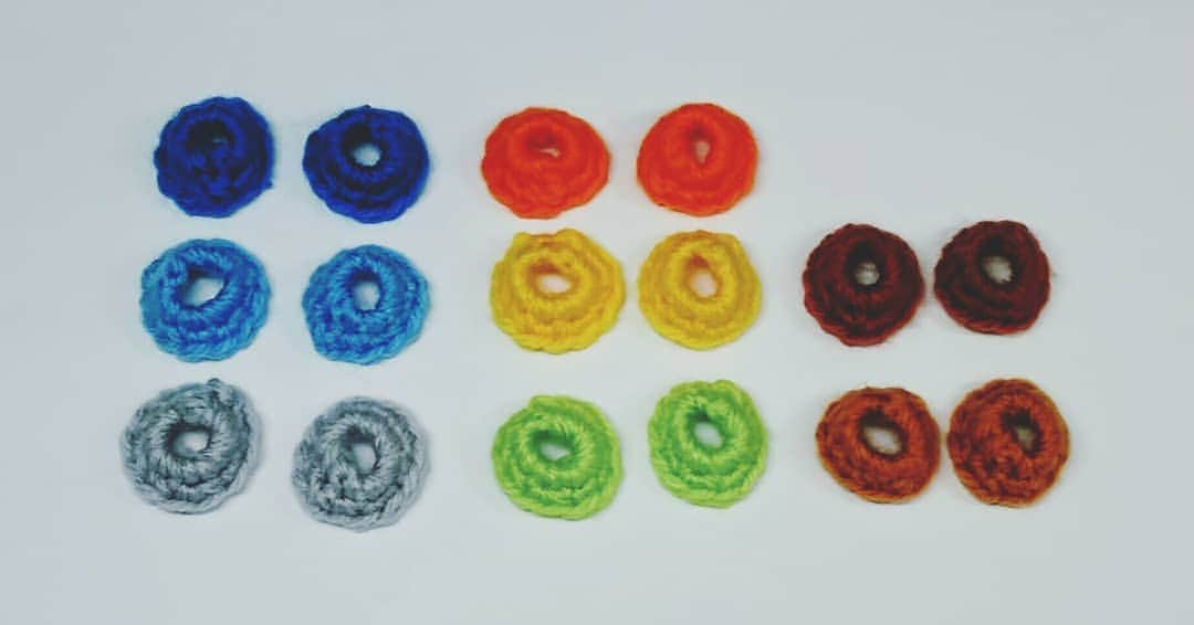 アイパー滝沢さんのインスタグラム写真 - (アイパー滝沢Instagram)「新作編み物44 『カラコン』 お洒落が大好きな女の子向けにカラコン編んだホゥ。今日は何色にするホゥ？ #handmade #crochet #knitting #contactlens #ハマナカボニー #カラコン #カラーコンタクトレンズ #手編み #よしもと芸人 #ホゥ #ギャル #knitting_artist」12月29日 14時45分 - t.aipa
