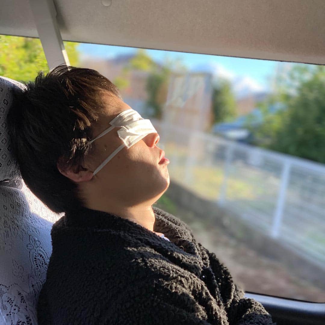 毛利大亮のインスタグラム：「2018ラスト箕面温泉での漫才でした！ 嫌いじゃないねぇ！リリーのオリジナルスタイル！ #ギャロップ #見取り図 #リリー #マスク #アイマスク #オプティックブラスト #original #style #2018 #来年もよろしくお願いします！ #さぁ次のお仕事へ！ #POW！ #instagood」