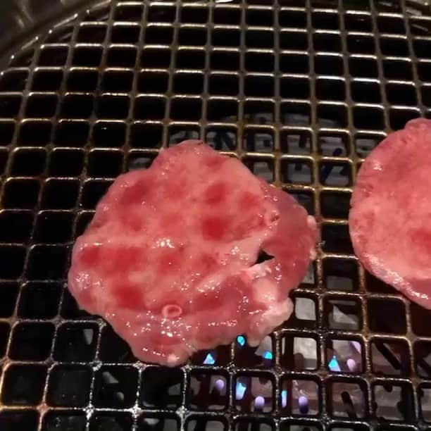 ほむら名古屋のインスタグラム：「#名古屋焼肉といえばほむらだがや ﻿﻿﻿﻿﻿﻿ ﻿﻿﻿﻿﻿﻿﻿﻿ ﻿ ﻿ みなさん、こんにちわ🍃﻿ ﻿ ﻿ 昨日から、雪が降り、とっても寒いですね😣﻿ ﻿ ﻿ しかし、名古屋駅は、年末年始のせいか、人が沢山いました😊❗️﻿ ﻿ ﻿ やっぱり、年末年始は、いろんな方々と、お会いする機会が増えますよね🎶﻿ ﻿ ﻿ ほむら名古屋は、12月30日まで営業しております‼️﻿ 大切な方たちと、ぜひご来店お待ちしております😊﻿ ﻿ ﻿ By テラノ🐻♡﻿ ﻿ ﻿  A５ランクの近江牛が食べれるのはほむら名古屋がNo1‼️﻿ 本日もほむら名古屋店でお待ちしております✨﻿ ﻿ 🌸忘年会シーズン到来🌸﻿ 幹事の皆さーん✨﻿ 2018年忘年会シーズンきましたよ‼️﻿ ・ゴージャス個室あり﻿ ・団体様フロア完備﻿ ・そしてほむらのお土産ありetc…﻿ もうカンペキなお店です♡﻿ ﻿ 受付開始しており混み合っておりますのでお早めに🙇‍♂️🙇‍♀️﻿ ﻿ ﻿ ﻿ ほむら名古屋店﻿ ﻿ #ほむら#homura#名古屋#肉テロ#肉﻿ ﻿ #ほむら#homura#名古屋#肉テロ#肉﻿﻿ #焼肉 #焼肉ランチ #大須 #大須観音 #上前津 ﻿ #テスト勉強 #部活 #グルメ #グルメ好きな人と繋がりたい #お誕生日会 #デート #ディナー #個室 #名古屋居酒屋 #居酒屋 #雰囲気の良いお店 #カルビ #ステーキ #牛タン ﻿ #店長テラノは最高の笑顔だった」