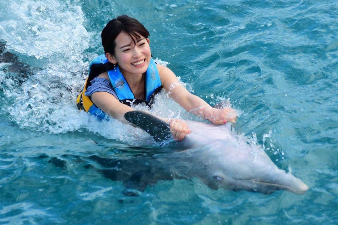 早川茉希さんのインスタグラム写真 - (早川茉希Instagram)「📍isla mujeres(イスラ ムヘーレス)🏝 * played with dolphins🐬💕 my dream comes true!!😆✨ * 友達数人からオススメされたイスラムヘーレス🏝 カンクンから船で30分で着きます🤗⛴ * 大好きなイルカと触れ合えると知って早速申し込み！🐬 触れ合えるレベルが想像を超えてきた😂✨✨ * グループに分かれて順番にイルカと泳いだり キスまでしてもらえたりします🤣❤️ もう可愛すぎてメロメロでした…😍 * 写真は全員分撮ってくれて 後でチェックして購入できるのですが、 これは買っちゃいますね。笑  家族連れもいて、絶対子どもは忘れられない 思い出になるだろうなぁと思いました😍✨✨ かなりオススメです！！！ * 今の時期は結構寒いので、 冬に行かれる方はお気をつけて🐶  #cancun #islamujeres #カンクン旅行 #イスラムヘーレス #蜷川実花 さんの #アナザースカイ らしい #女神の島 #イルカ #dolphins #イルカと泳ぐ #夢が叶った #可愛すぎたよ #癒し #働き者のイルカさんありがとう #メキシコ #タビジョ #旅好きな人と繋がりたい #🐬 #🏝 #海好き」12月29日 17時32分 - maki_hayakawa