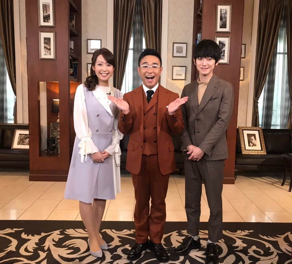 須黒清華のインスタグラム：「今日夜11:45からは 「馬の贈りもの」 スタジオMCは#八嶋智仁 さん #本郷奏多 さんはアメリカへ 私はフランスへ取材に行って来ました‼︎ . アメリカでは競走馬を第2の人生へと送りだす施設や、ホースセラピーの施設などを訪れています。 フランスでは、フランス人と馬との関わり方を様々な角度から取材して来ました。 馬と人が一体となって作り上げるショーは圧巻です‼︎ . 馬は本当に素敵な贈りものをくれる存在🐎✨ その不思議で優しいパワーに、皆さんも癒されてくれたらと思います🍀 #馬の贈りもの #アメリカ #フランス」