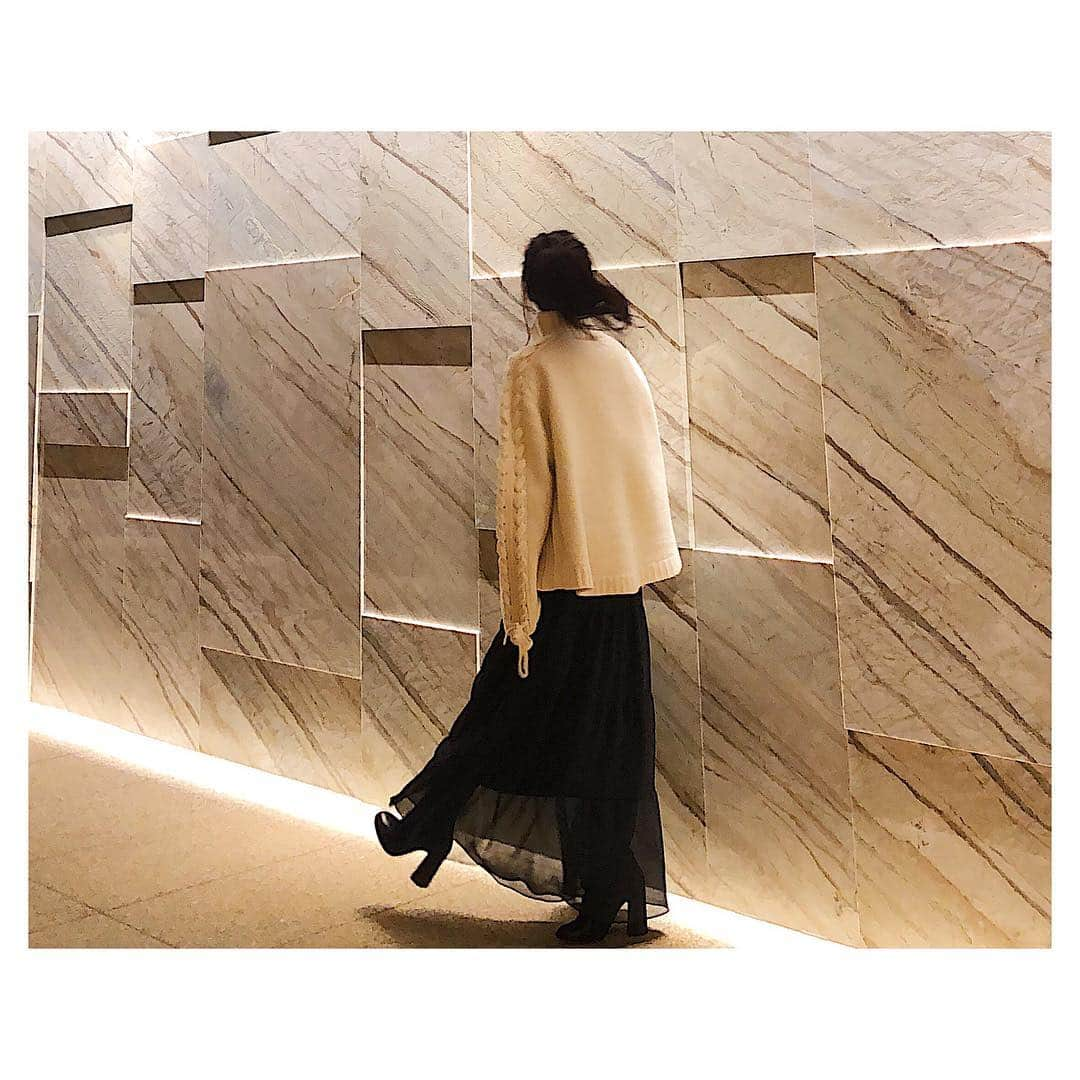 板野友美さんのインスタグラム写真 - (板野友美Instagram)「先日の私服👗👠 #knit @lecielbleu_official  #skirt @hardynoir.jp  #boots @chloe  #ootd #友style」12月5日 18時11分 - tomo.i_0703