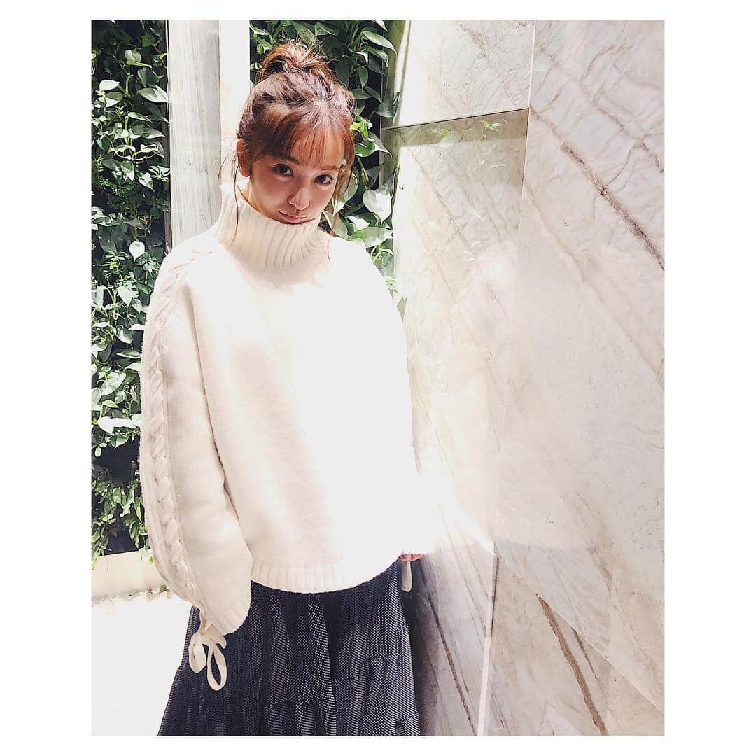 板野友美さんのインスタグラム写真 - (板野友美Instagram)「先日の私服👗👠 #knit @lecielbleu_official  #skirt @hardynoir.jp  #boots @chloe  #ootd #友style」12月5日 18時11分 - tomo.i_0703