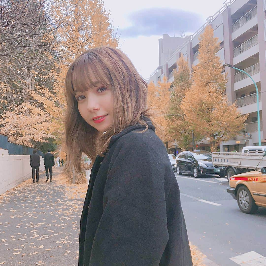 柴田あやなさんのインスタグラム写真 - (柴田あやなInstagram)「撮影の合間にランチいったら 道に 🍁 いっぱい〜！！」12月5日 18時08分 - shibaobasan