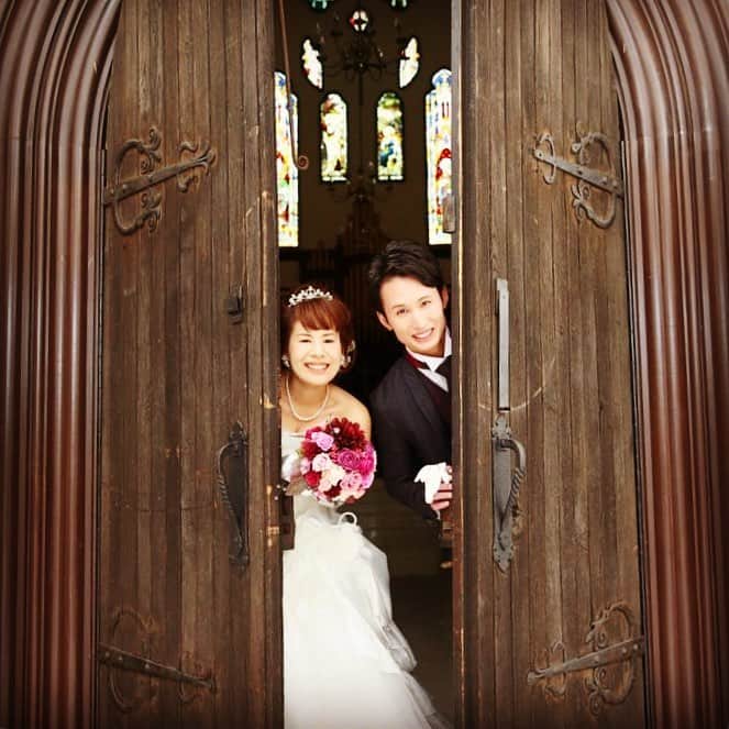 迎賓館ヴィクトリア/結婚式(富山・高岡・金沢・小松・福井)のインスタグラム：「#ひょっこりポーズ 😆💓#前撮り 教会の扉から覗きこむ なんとも、可愛いショットが撮影できましたっ|ω･)ﾁﾗ✨ * * * * * ⛪️ウエディングフェアや💡お問い合わせは プロフィールからHPをご覧下さい✧︎*。 @victoria_weddingstyle ☎️お電話でのお問い合わせもお待ちしております *迎賓館VICTORIA福井 TEL 0776-23-5011 *迎賓館VICTORIA小松 TEL 0761-23-7055 *迎賓館VICTORIA金沢 TEL 076-238-5211 *迎賓館VICTORIA高岡 TEL 0766-27-1155 *富山セントマリー教会＆迎賓館VICTORIA TEL 076-423-6688 *。 *。 #迎賓館ヴィクトリア #ヴィクトリア #福井ヴィクトリア#小松ヴィクトリア #金沢ヴィクトリア#高岡ヴィクトリア#富山ヴィクトリア#vic花嫁 #ウェディング #ブライダル #結婚式 #小松結婚式 #結婚式場 #小松結婚式場 #結婚式準備 #卒花嫁 #北陸花嫁 #小松花嫁 #家族愛 #ウエディングフェア #フェア #小松#小松市#前撮り#ポーズ#楽しい#可愛い」