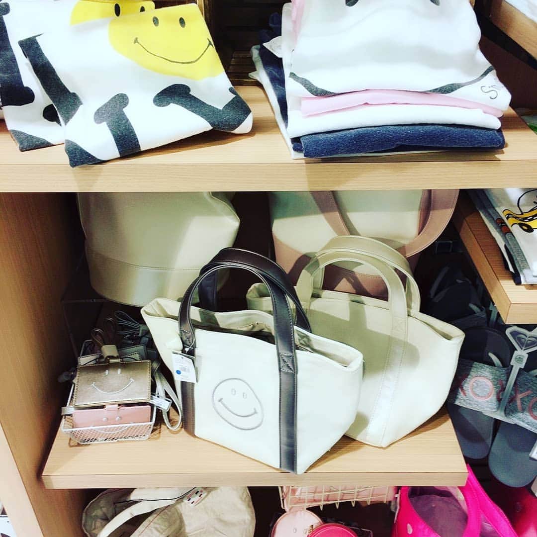 Smileyface公式アカウントのインスタグラム：「サブバッグとしてオススメ(^_-)☆ちょっとそこまでお出掛けのお供に♪ニコちゃんバッグ☆ #バッグ #サブバッグ #ちょっとそこまでバッグ #小さめバッグ #ランチバッグ #オフィスでも使える #主婦にもオススメ #スマイル #スマイルくん #笑顔 #スマイルマーク #にこちゃん #ニコちゃん #にこちゃんマーク #ニコちゃんマーク #スマイリー #笑顔が素敵 #おしゃれさんと繋がりたい #smile #smiley #フォロバ #フォローミー #follow #followme #follow4follow」