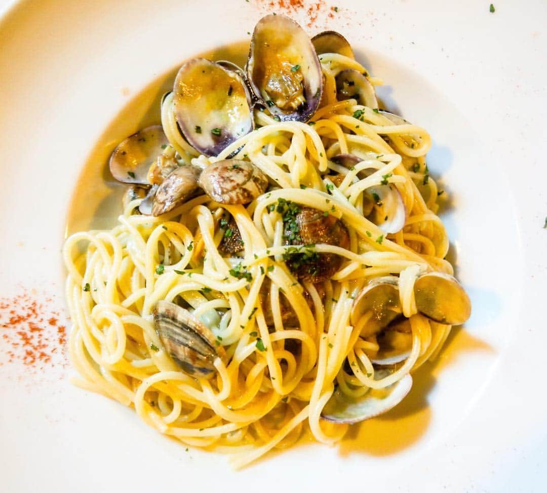 ベリッシモ・フランチェスコさんのインスタグラム写真 - (ベリッシモ・フランチェスコInstagram)「Delicious Spaghetti alle Vongole Veraci at Antica Trattoria Poste Vecie🍝🇮🇹 激ウマボンゴレのスパゲッティを頂きました！ #ベリッシモ #料理研究家 #francescobellissimo #chef #tvchef  #celebritychef #chefrock #venice #venezia #イタリア料理 #イタリア #イタリア人 #spaghettiallevongole #picoftheday #instafood #ボンゴレビアンコ #イタリアン #italianstyle #italian #vip #luxurylifestyle #postevecie #food #foodporn #パスタ #magnatestapasta」12月5日 18時57分 - bellissimoyoshi