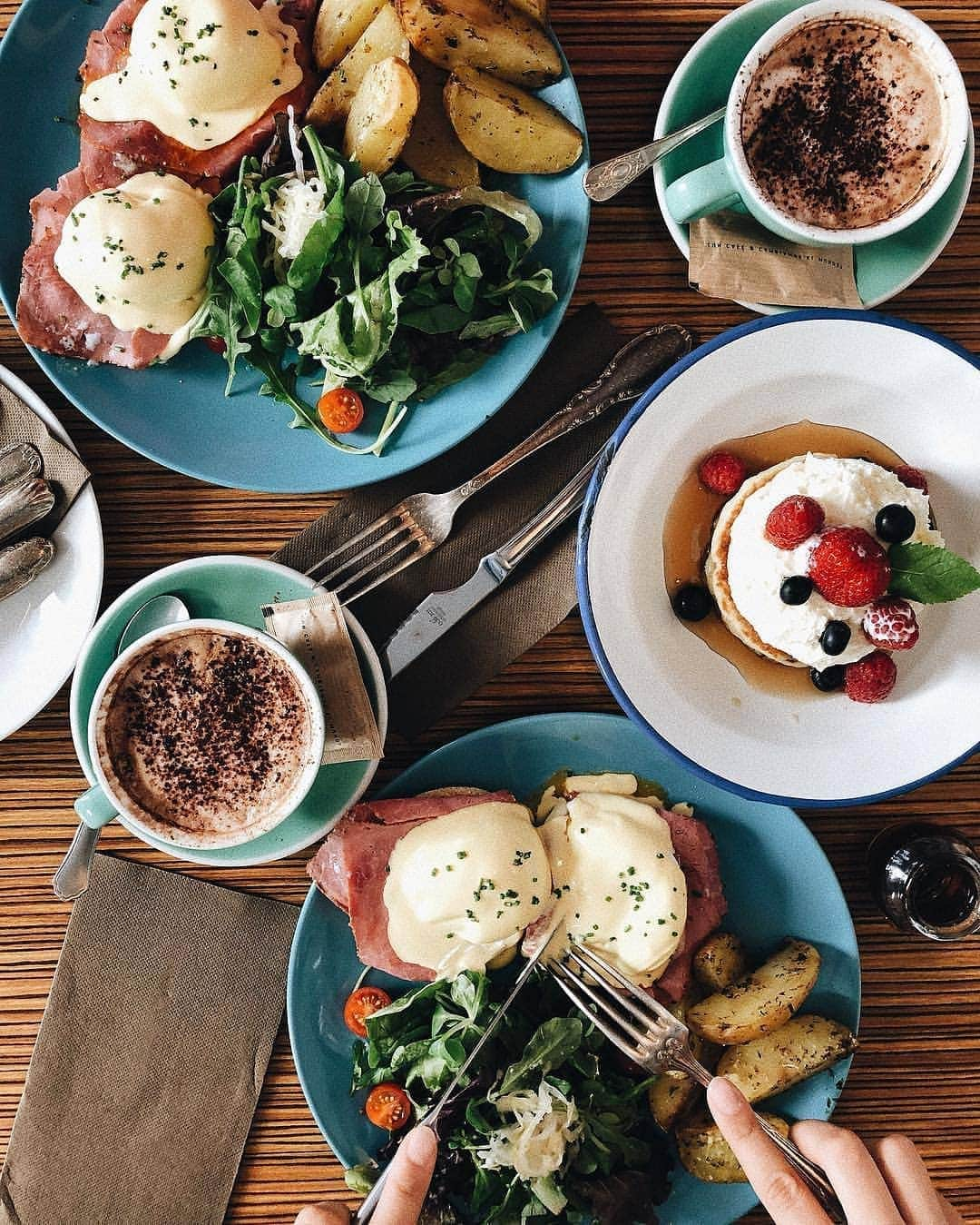 Top Dog Photoのインスタグラム：「TOP Barcelona 🥘 @tropicobcn 📷 por @olya_zasadko •  #topbarcelonaresto Visita la galería de nuestro artista destacado para conocerlo y darle cariño !! Look at the featured gallery to share the L❤️VE #communityfirst」