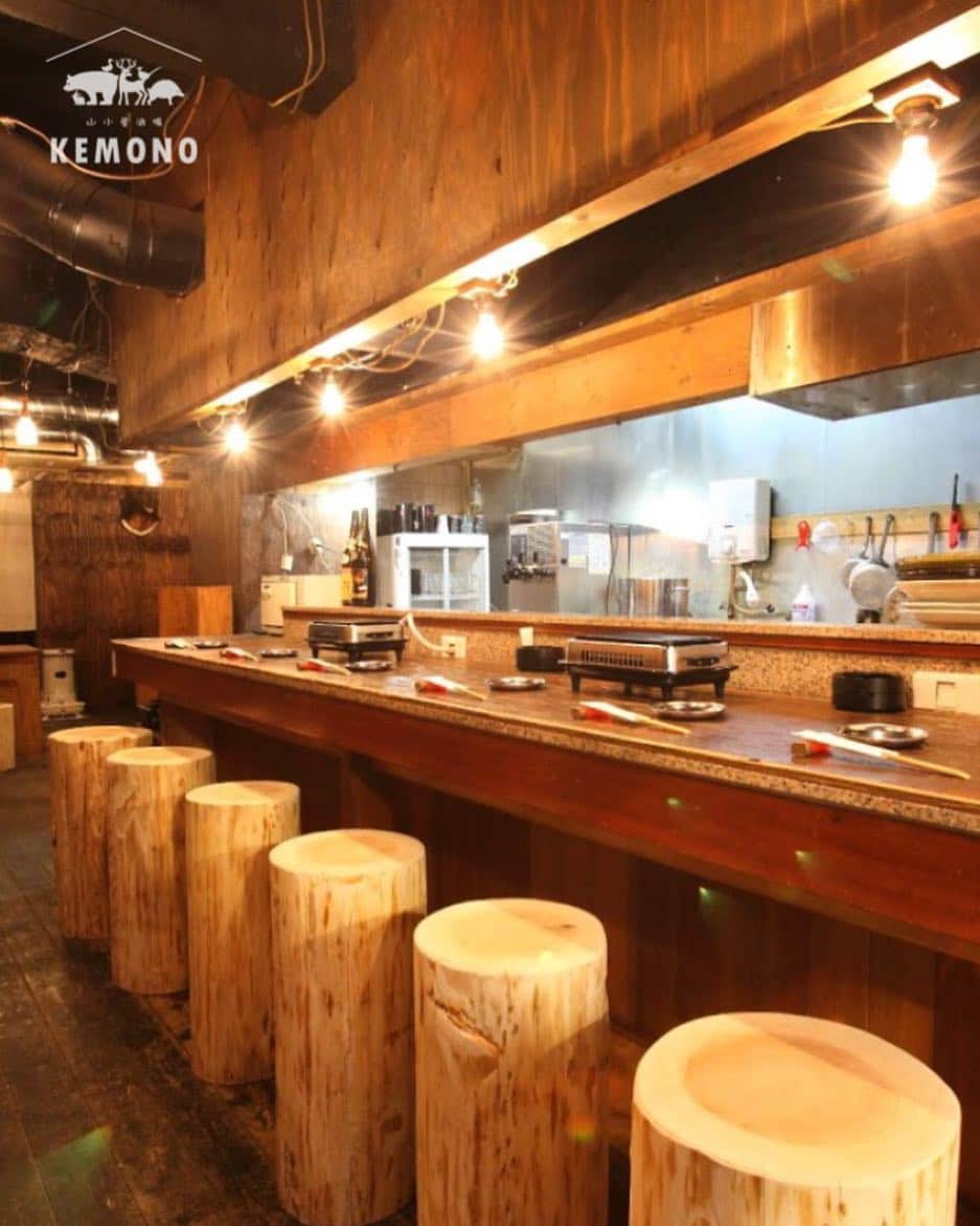 KEMONOのインスタグラム：「. . 遊び心溢れり店内で、切り株に座って 美味しいジビエたべませんか？🤤✨ . #KEMONO #ラム肉 . #ジンギスカン #ジビエ #ジビエ料理 #国産 #広島県産 #お酒 #肉 #お肉 #ステーキ #焼き物 #グルメ ヘルシー  #山 #肉好きな人と繋がりたい . #ミナミ #大阪 #難波 #道頓堀 #裏なんば #千日前 . #osaka #dotonbori #yakiniku #japanesefood」