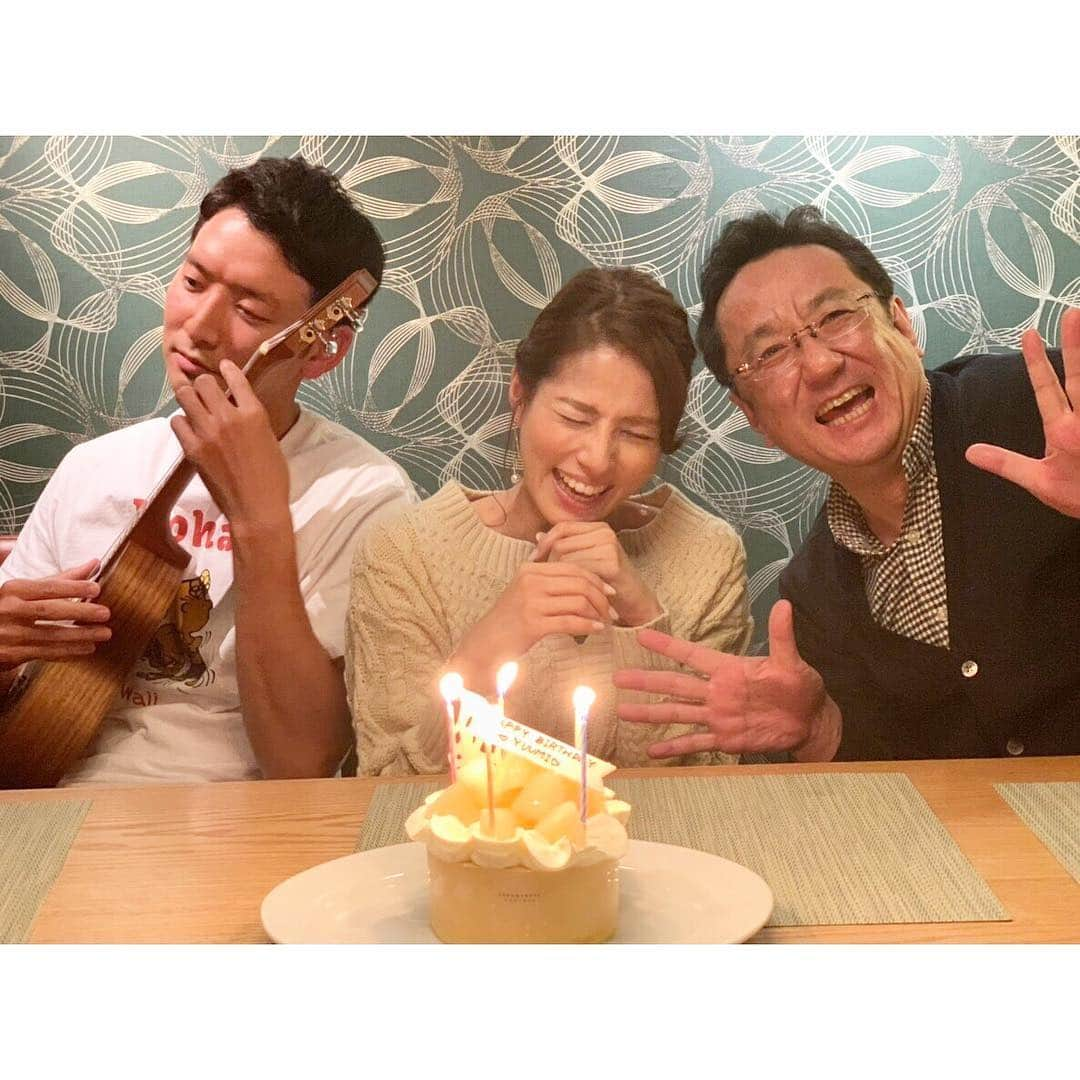 永島優美さんのインスタグラム写真 - (永島優美Instagram)「* めざましメンバーに誕生日のお祝いをしてもらいました🎂✨ 今日も笑いが止まりませんでした😂 3枚目はろうそくを消そうとしたら両側から吹き消されてしまった衝撃の瞬間。。笑 * 頂いたとっても良い香りのするキャンドルは早速テレビ横に飾ってみました🕯💓 嬉しい1日☺️♫ 感謝。 * そして。 インスタでもたくさんメッセージいただき、本当にありがとうございます！！ 27歳も朝からパワフルに頑張ります☺︎☀️✨ * #めざましテレビ  #今日もウクレレ持参の生田さん #みんなで写真撮る時も視線はウクレレへ #ですがそんな生田さん #ハッピーバースデーの曲を弾き語りしてくれました😜🎻 #三宅正治 #生田竜聖 #高見侑里 #曽田麻衣子 #阿部華也子 #大切なファミリー♡」12月5日 19時32分 - yuumi_nagashima