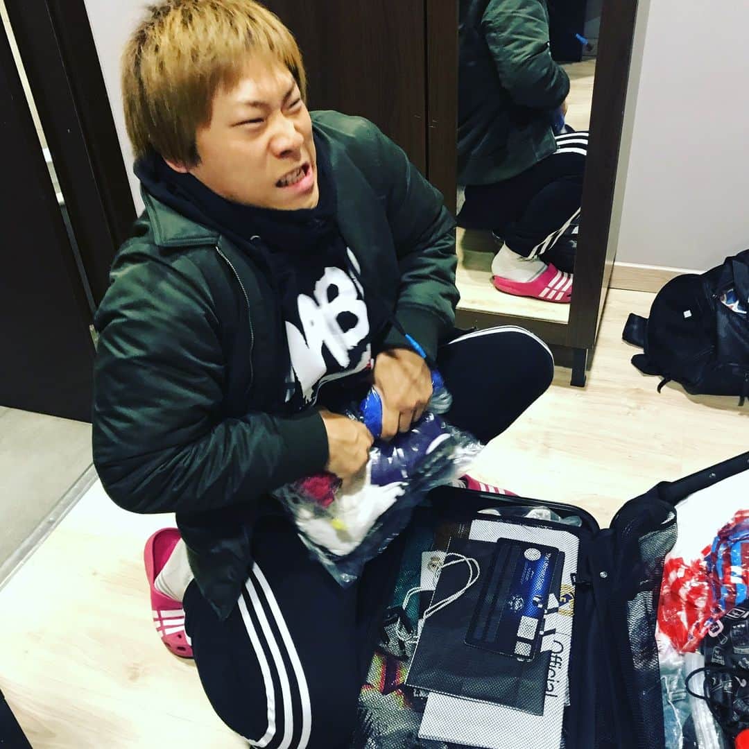AJ UNITEDのインスタグラム：「2日前にスペインから帰ってきました！ また日本で動画制作頑張ります^ ^ ※こちらの画像はスーツケース預かり所で３８kgを記録し、空港職員を笑わせた荷物を詰め込む風景です。  I came back from Spain two days ago! I will also do my best in movie production in Japan ^ ^ ※ This image is a scenery that records 38kg at the suitcase luggage store and stuffs baggage that the airport staff laughed.」