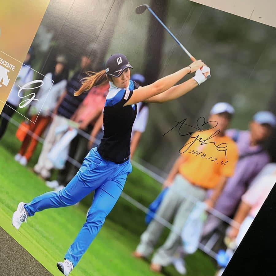 渡邉彩香のインスタグラム：「. デサントさんの展示会にも行ってきました〜😊 着やすくてカッコいいウェアでとっても気に入っています😌 来年のウェアもたくさん見させて頂いて今から楽しみです❤︎！ いつもありがとうございます！ . @descentegolf  #descentegolf#デサントゴルフ」