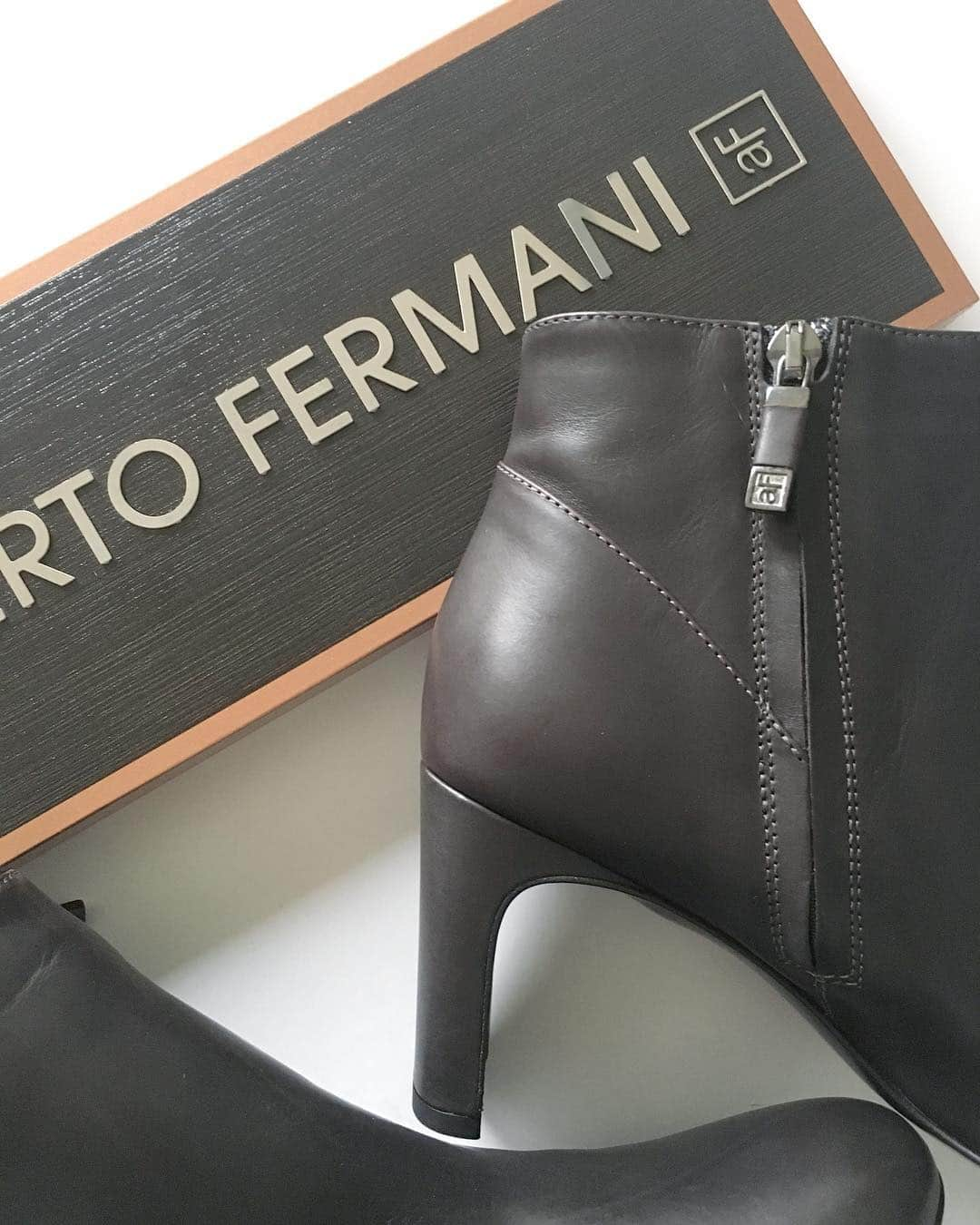 アルベルトフェルマーニのインスタグラム：「Details of Mirella ankle boots. Discover more on our shop online Albertofermani.it #albertofermani #shoes」