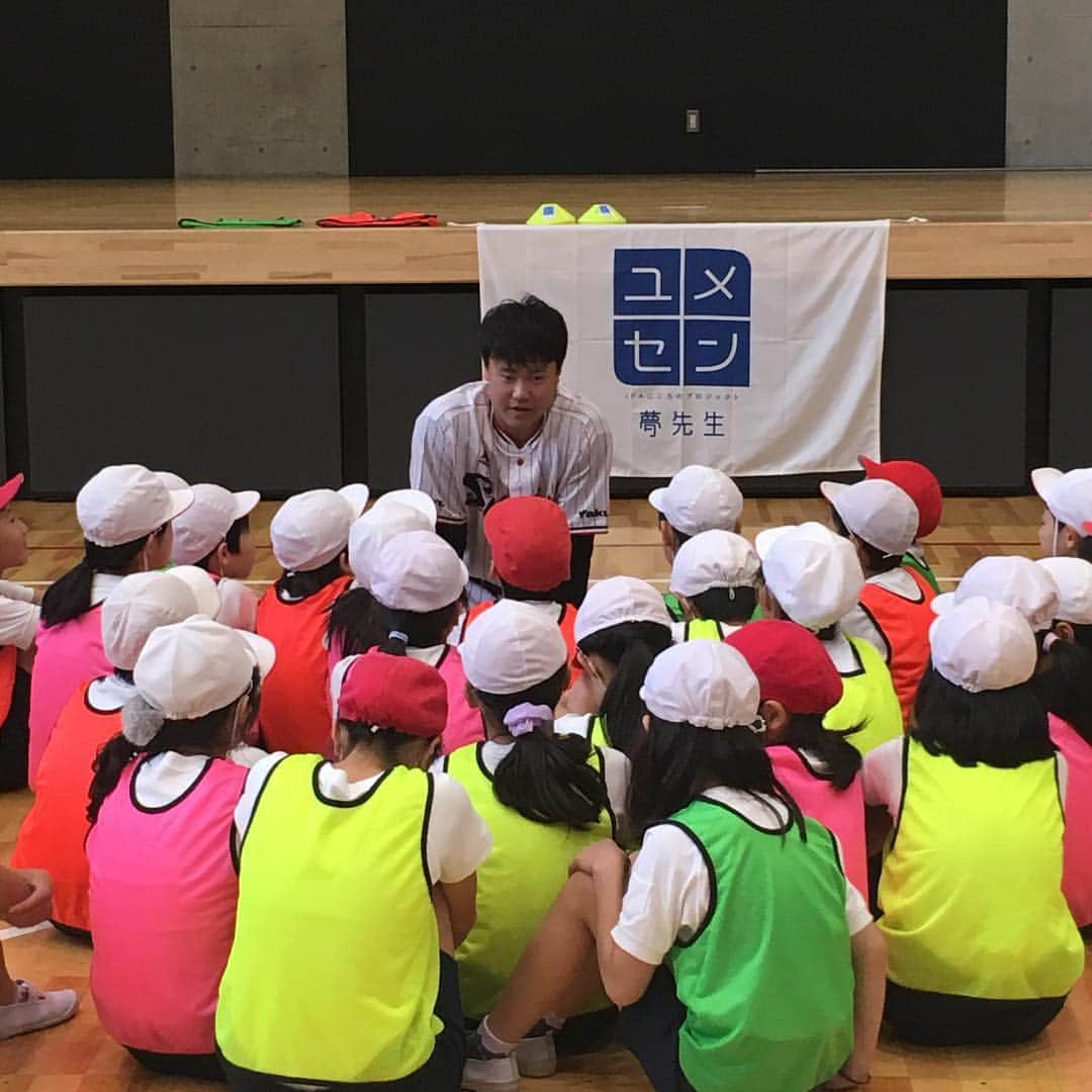 渡邉大樹のインスタグラム：「今日地元の松戸市にある東松戸小学校の5年一組に夢先生として行きました。みんなすっごく元気があってエネルギーをたくさんもらいました！！！最初は緊張してたけど楽しくてずっと笑顔でした😝授業はうまくできたか分からないけど、伝えたいことは伝えられたと思います！！！😊いい経験になりました〜 #夢先生」