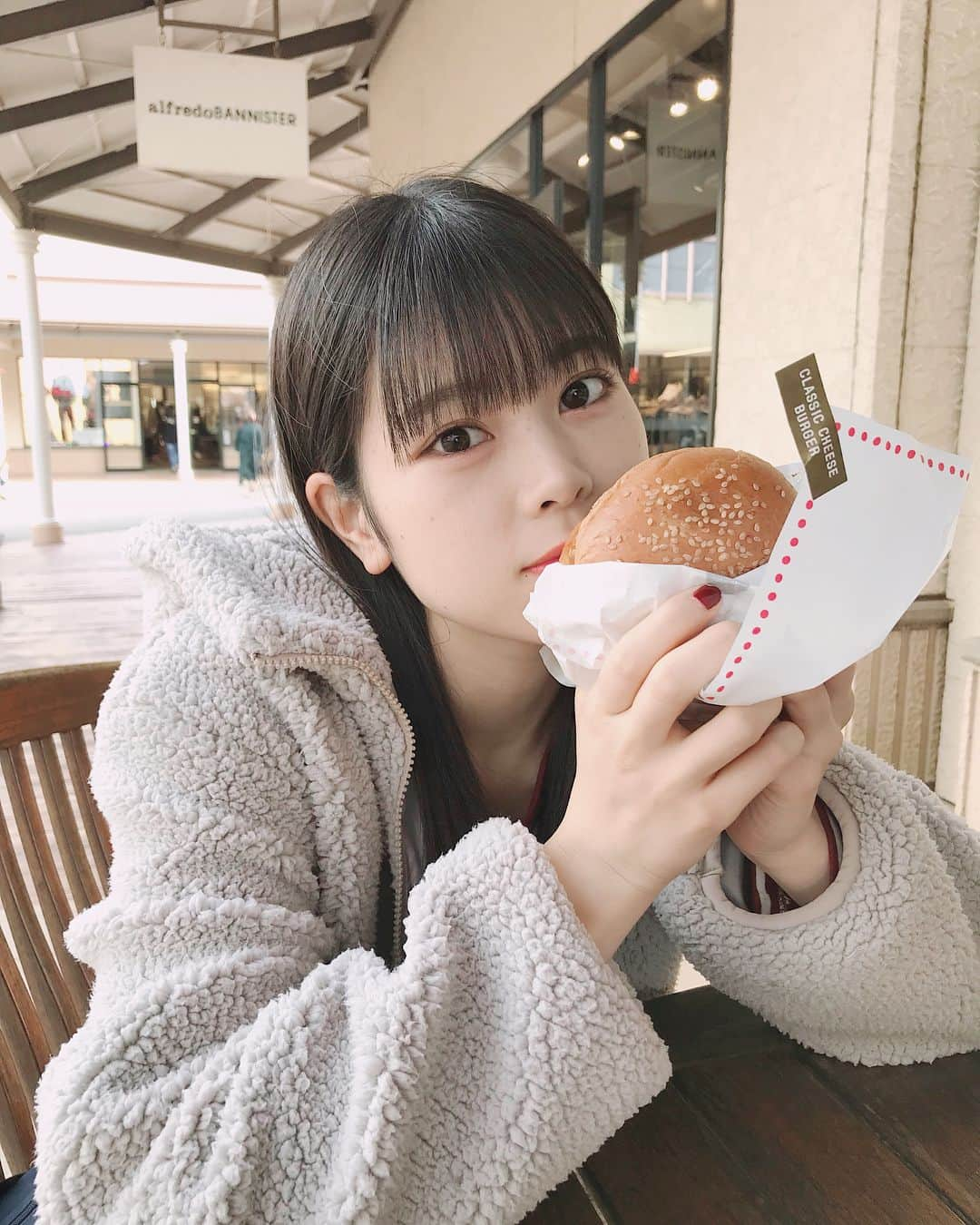 吉川七瀬さんのインスタグラム写真 - (吉川七瀬Instagram)「もぐもぐ。 外で食べるご飯ちょー美味しい😍  #🍔」12月5日 20時26分 - yoshikawa_nanase