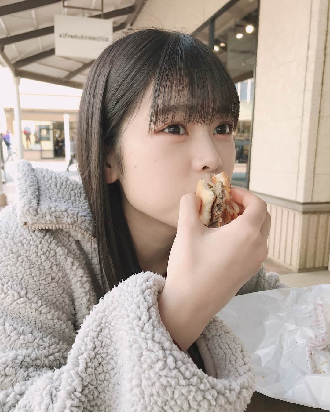 吉川七瀬さんのインスタグラム写真 - (吉川七瀬Instagram)「もぐもぐ。 外で食べるご飯ちょー美味しい😍  #🍔」12月5日 20時26分 - yoshikawa_nanase