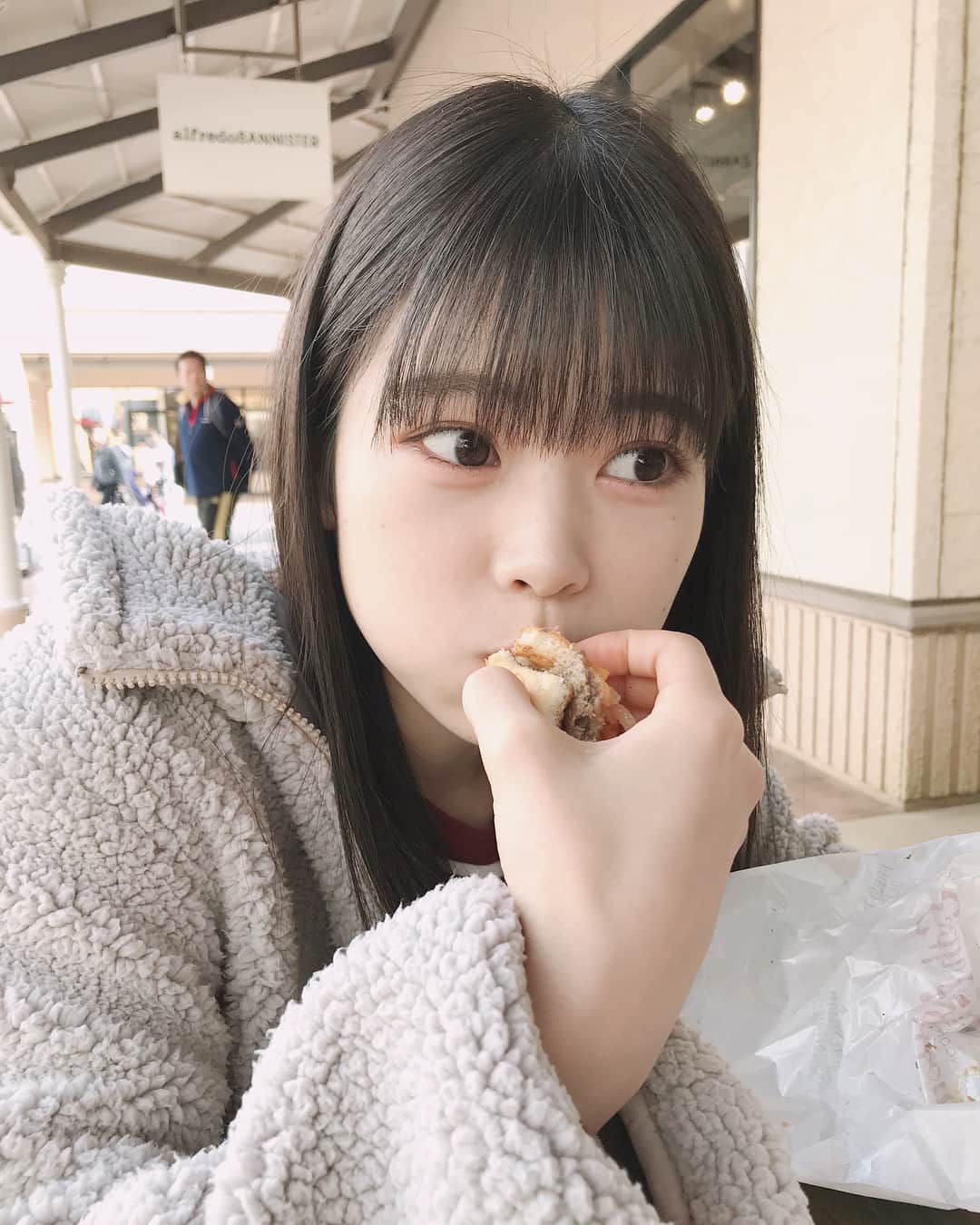 吉川七瀬さんのインスタグラム写真 - (吉川七瀬Instagram)「もぐもぐ。 外で食べるご飯ちょー美味しい😍  #🍔」12月5日 20時26分 - yoshikawa_nanase