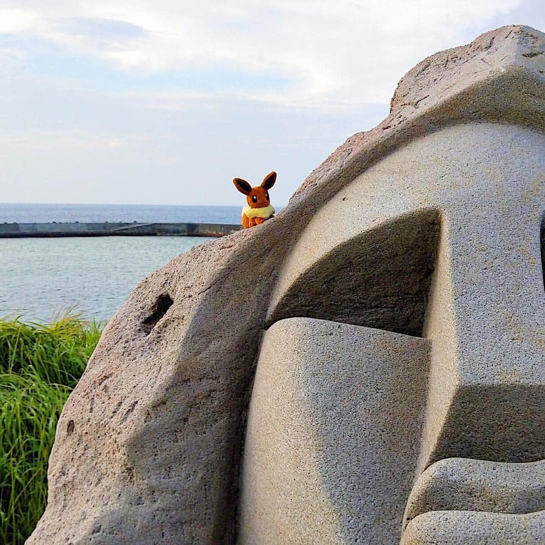 【公式】プロジェクトイーブイのインスタグラム：「⠀ 📍Niijima, Tokyo / 新島（東京）⠀ ⠀ 大きな石像の上にイーブイがおすわりしたよ🗿⠀ ちょこんと座る様子がとても可愛いね✨⠀ ⠀ Eevee climbs an enigmatic face🗿🗿🗿⠀ ⠀ ⠀ #traveleevee#トラベルイーブイ#ポケモン⠀⠀ #projecteevee#プロジェクトイーブイ#イーブイ⠀⠀ #pokemon#eevee#eievui#travel#japantrip#japan⠀ #niijima#tokyo#niijimaisland#tokyoisland⠀ #新島#東京観光#島好きな人と繋がりたい⠀」