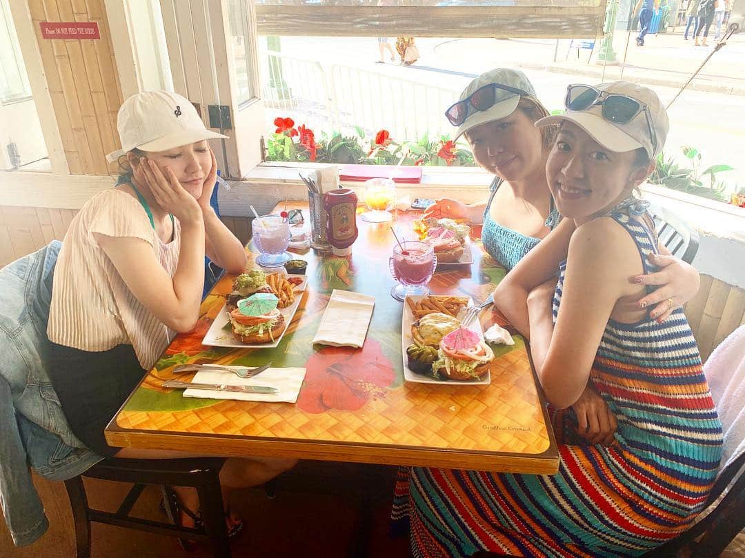 福田樹さんのインスタグラム写真 - (福田樹Instagram)「Hawaii Day 5🤙 ・ 海のあとはハワイに行くたび食べている#cheeseburgerinparadise へ🍔やっぱり安定の美味しさ❤ビッグハンバーガー瞬殺だった🤣 3人とも白キャップ被ってるね笑 ・ 夜は#hyssteakhouse 🥩✨ヨーロッパの老舗高級レストランに来たような気分だった☺️大人になったな〜としみじみ。笑 ステーキもエビもリゾットもワインもその他もぜーんぶ美味しかった😋🍷💕 こうして幸せな最後の夜を過ごしましたとさ…🌃🌙 ・ #Hawaii #Waikiki #happyday #lastnight #delicious #steak #shrimp #wine #hamburger #cheeseburger #🍔 #🥩 #🍷 #20181111」12月5日 21時23分 - itsukifukuda
