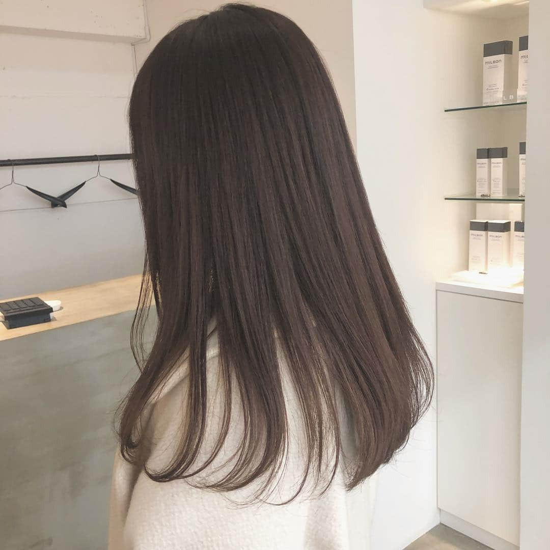 冨吉明日香さんのインスタグラム写真 - (冨吉明日香Instagram)「new hair 💐 . めちゃくちゃいい色、、、 嬉しい〜〜☺︎ . 暗くしすぎたくないんですよね〜、という かなりアバウトなことしか言ってないのに笑 こんなにかわいい色にしてくださいました😢♡ . 今回も @chanonbabyboy さんです。神。👼 . お店はこちら💁‍♀️ @truckin_up_the_path . #newhair #newhaircolor  #福岡美容室 #ヘアカラー」12月5日 21時42分 - tomiyoshi_920