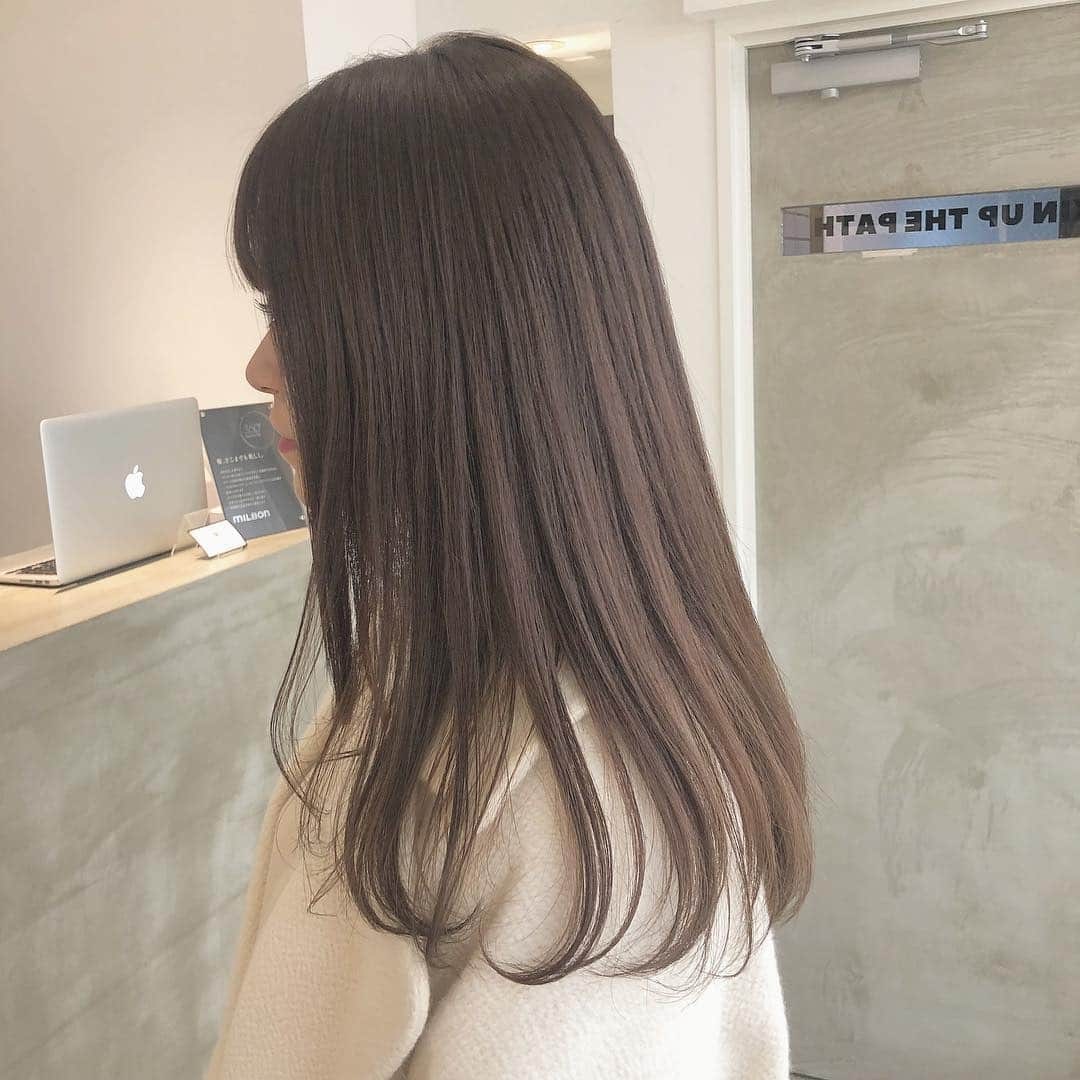 冨吉明日香のインスタグラム：「new hair 💐 . めちゃくちゃいい色、、、 嬉しい〜〜☺︎ . 暗くしすぎたくないんですよね〜、という かなりアバウトなことしか言ってないのに笑 こんなにかわいい色にしてくださいました😢♡ . 今回も @chanonbabyboy さんです。神。👼 . お店はこちら💁‍♀️ @truckin_up_the_path . #newhair #newhaircolor  #福岡美容室 #ヘアカラー」