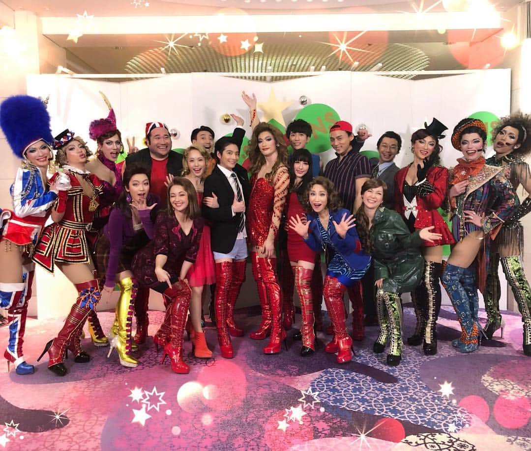 のインスタグラム：「圧倒的なカンパニーの団結力でこのお祭りを迎えました♪ 次は来年の春に劇場でお会いしましょう！私達の愛するローラを満喫して欲しい♪ #FNS歌謡祭 #キンキーブーツ  #Angels #kinkyboots  #ユニオンジャック」