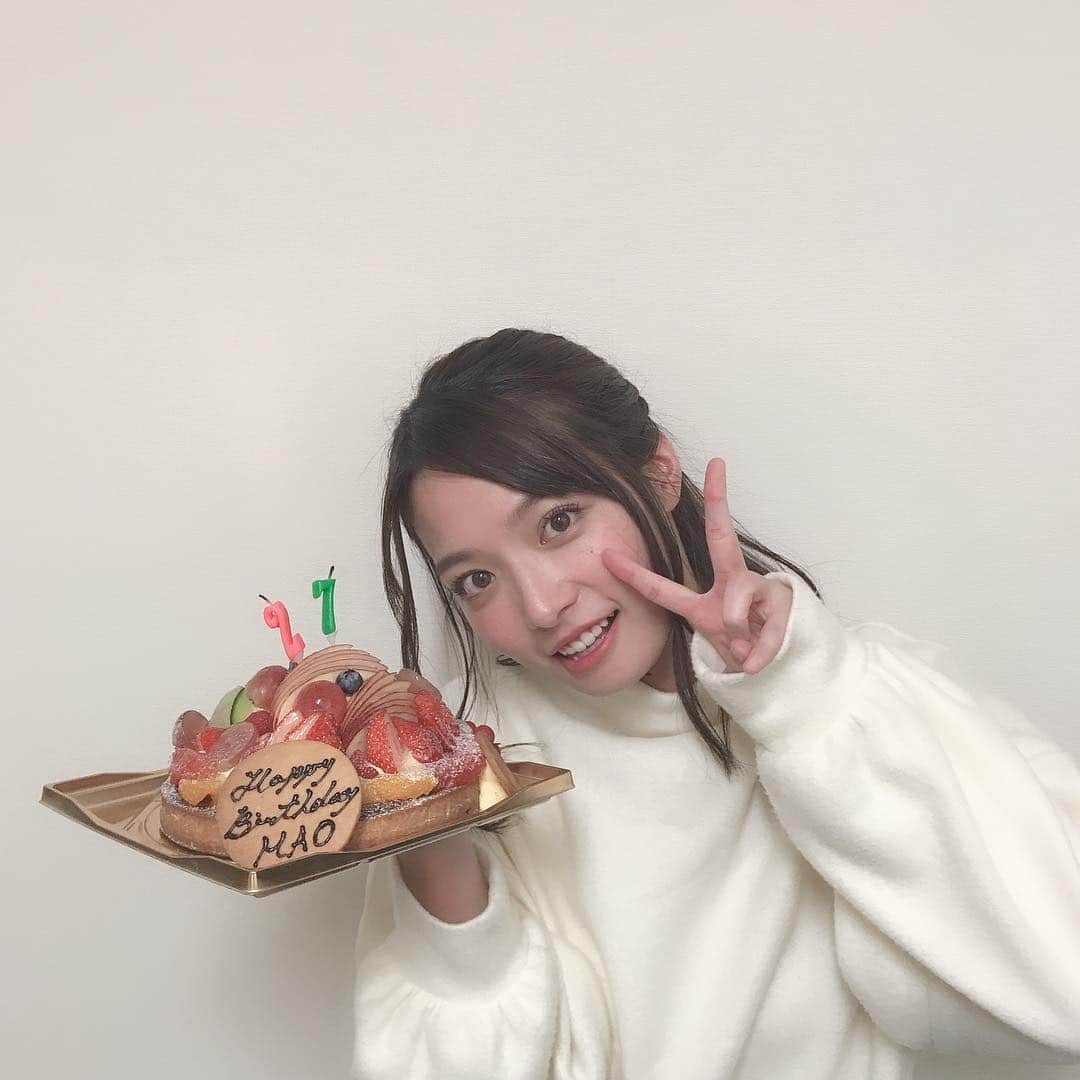 上田眞央のインスタグラム：「27歳になりましたーっ！ 今年は妹と弟が祝ってくれた😍笑✨ 27歳もがんばるーっ😝」