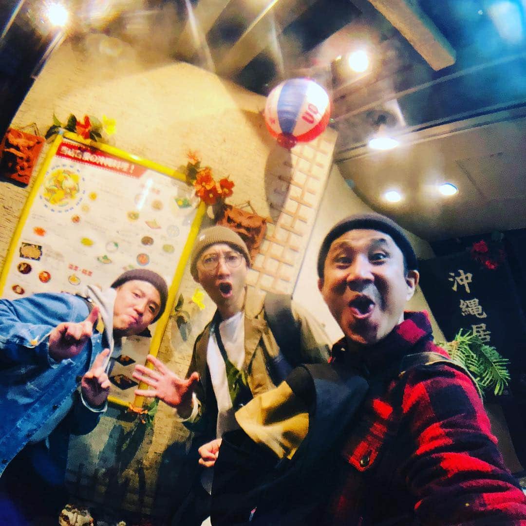 おたこぷーのインスタグラム：「渋谷無限大ドームでライブでした。 いつもは、冗談で言ってますが今日は本気です。いっちょんウケマませんでした。でもラーメンは食べました。 すいません。 #こがけん #うるとらぶぎーず八木 #おたこぷー #ラーメン」