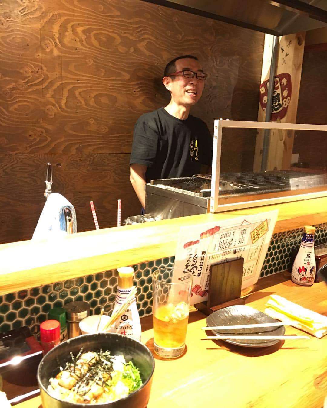 大石真翔のインスタグラム：「今日は住吉駅近くのやきとり鳥之介へ！ ちょっとスペシャルな色紙を書かいて、ちょっとスペシャル？なポスターを貼らせて頂きました✨  年末は30日まで営業予定だそうです！」