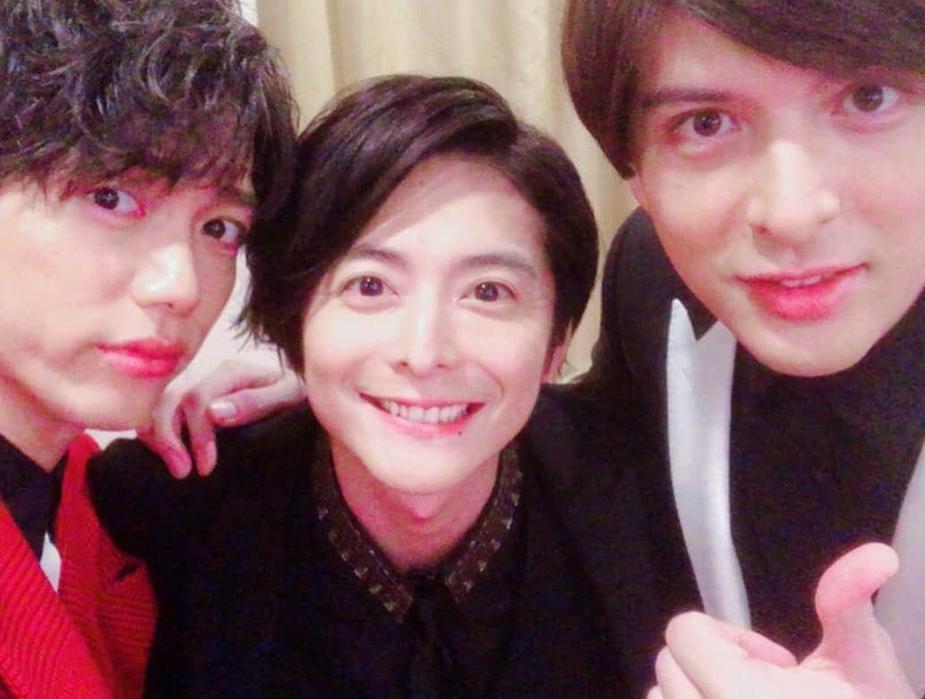 小池徹平さんのインスタグラム写真 - (小池徹平Instagram)「すんごく楽しかったFNS歌謡祭。 貴重な経験ができました。 大好きなカンパニーと素敵なステージに立てて感動。 来年の再演楽しみにしてねー！！ そして、同世代の32歳トリオ。 これも楽し過ぎた。 優は同級生、いく君は初めてだけど、すごく距離が縮まりなんていい出会いだ。 今日も酒がうまい😋 #キンキーブーツ #城田優 #山崎育三郎」12月6日 1時36分 - teppei.koike_official