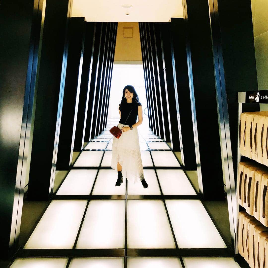 三浦マキのインスタグラム：「New in 👗 DMで質問が多かった&褒められまくった、イベント時のMCで着用していたスカートは、最近一番ツボなブランド @elendeek の物です✨ ちなみにこのショートブーツ、はまりすぎて二足買い♡ * Tops:united arrows  Skirt: elendeek  Shoes:MA&LO Bag: CHANEL Bangle: HERMES * * * #ootd#fashion#instafashion」