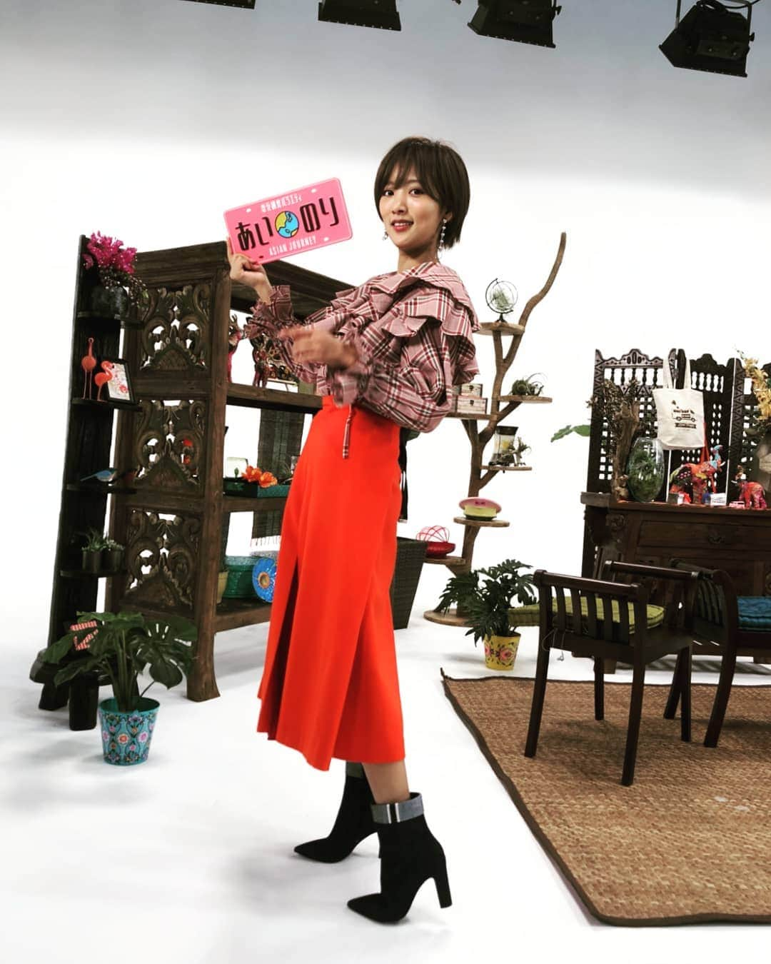 夏菜さんのインスタグラム写真 - (夏菜Instagram)「. “あいのり” Tops:@midwest_official Skirt:@midwest_official  Boots:@charleskeithofficial Stylist:@erica_mimura」12月6日 11時41分 - natsuna_official