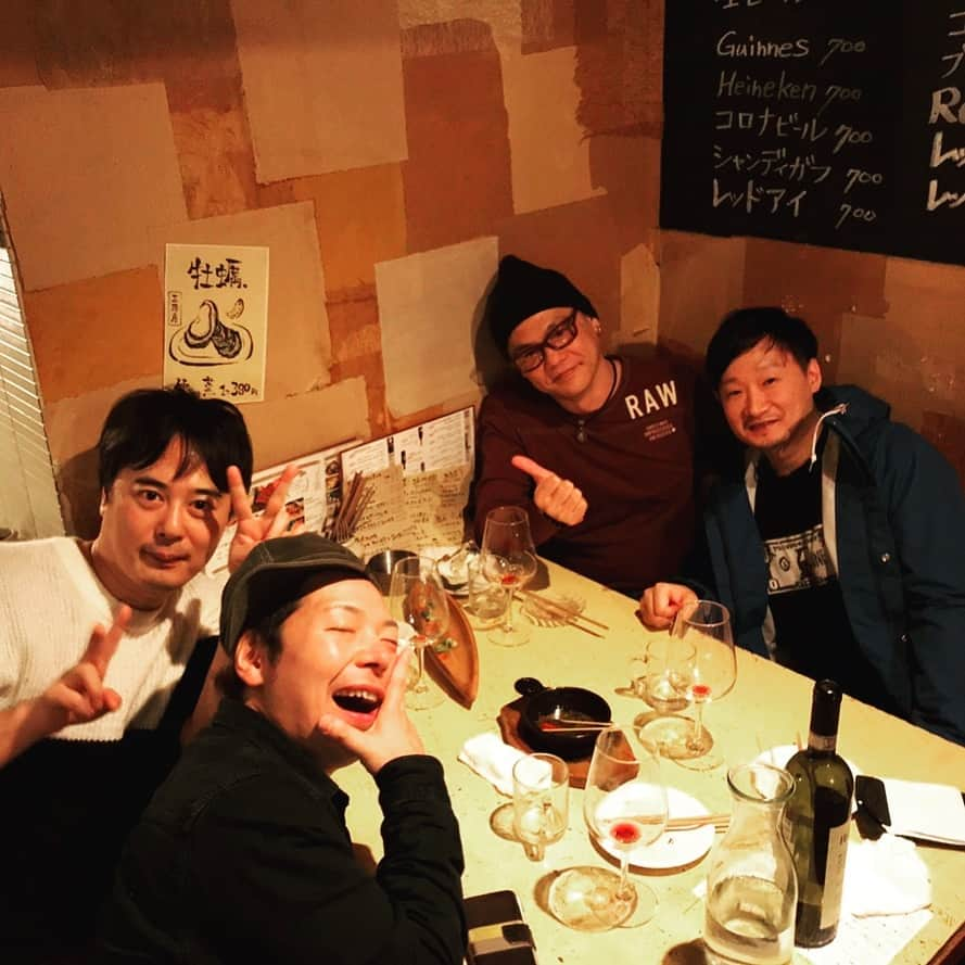 徳尾浩司さんのインスタグラム写真 - (徳尾浩司Instagram)「手前から時計回りに、楠瀬タクヤ（「春〜spring」）、徳尾（代表曲なし）、元JSBのSASA（「ライブ神」「スカウトマン」）、谷村庸平（「逃げ水」）。ワイワイパーティーです！」12月6日 11時53分 - writer_tokuo