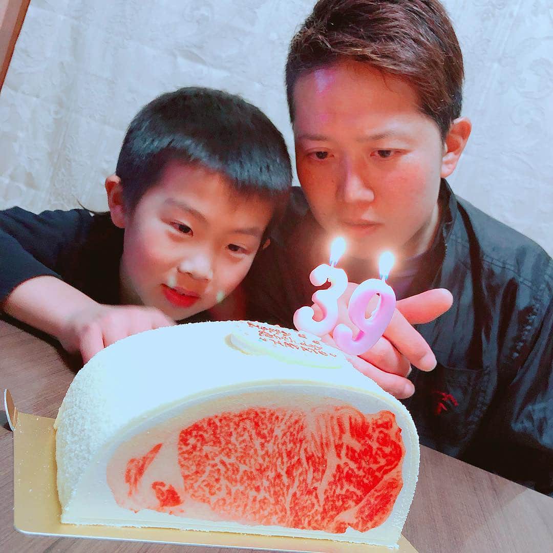 Cake.jpさんのインスタグラム写真 - (Cake.jpInstagram)「本日は、#旦那さま のお誕生日に素敵な #サプライズ を仕掛けた奥様の投稿を #repost ! 巨大なサーロインステーキケーキのサプライズに合わせて、メインディッシュもステーキにされたそうです♡ ✧ * ♡11.21♡ * Today is my husband&#39;s birthday 🙋‍♂️🎁💕‼️✨ * * ケーキは🎂 極上黒毛和牛サーロインステーキ🥩風のbirthdaycake😋✨✨ * ディナーも もちろん今日はステーキ🥩😋✨ * * Thank you always♡♡♡ * * #お誕生日#お誕生日おめでとう#HAPPYBIRTHDAY#お誕生日ケーキ#バースデーケーキ#BIRTHDAYCAKE#CAKE#極上黒毛和牛#サーロインステーキ#ステーキケーキ 😋🥩🎂✨✨✨ * 📷photo by @xoxochuchumeg さま 素敵なお祝いのシェアをありがとうございました♪ ･ 今回のお祝いにご利用いただいたのは、#SNS映え 抜群の和牛サーロインケーキ🥩 ケーキの箱を開けた瞬間、巨大なお肉が！？ カットすると美味しい #ショートケーキ が出現します！ ぜひあなたも大切な人に #ユーモア 溢れるサプライズを仕掛けてみては？✨ ･ 🎂こちらの和牛サーロインケーキのチェック・ご購入は画像をタップ！！🎂 ･ ✧フォトジェアニバーサリーコンテスト開催中✧ お祝いのシェアは→ #フォトジェアニバーサリー #cakejp でタグ付けを♥ ･ #インスタ映え#サーロイン#サーロインケーキ#バースデーケーキ#誕生日#誕生日ケーキ#オーダーケーキ#写真ケーキ#スイーツ部#cake#birthday#birthdaycake#decorationcake#customcake#cakestagram#happybirthday」12月6日 12時24分 - cakejp_official