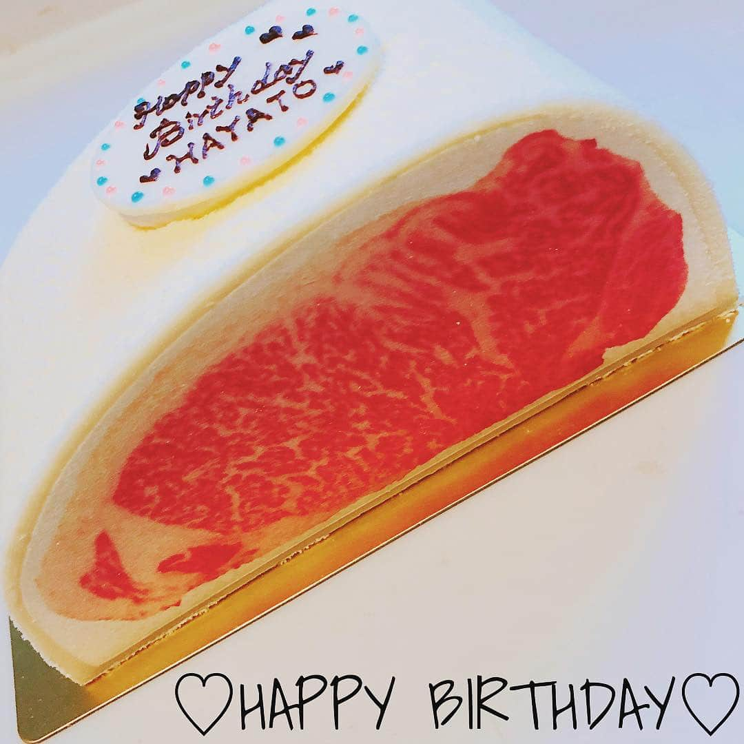 Cake.jpさんのインスタグラム写真 - (Cake.jpInstagram)「本日は、#旦那さま のお誕生日に素敵な #サプライズ を仕掛けた奥様の投稿を #repost ! 巨大なサーロインステーキケーキのサプライズに合わせて、メインディッシュもステーキにされたそうです♡ ✧ * ♡11.21♡ * Today is my husband&#39;s birthday 🙋‍♂️🎁💕‼️✨ * * ケーキは🎂 極上黒毛和牛サーロインステーキ🥩風のbirthdaycake😋✨✨ * ディナーも もちろん今日はステーキ🥩😋✨ * * Thank you always♡♡♡ * * #お誕生日#お誕生日おめでとう#HAPPYBIRTHDAY#お誕生日ケーキ#バースデーケーキ#BIRTHDAYCAKE#CAKE#極上黒毛和牛#サーロインステーキ#ステーキケーキ 😋🥩🎂✨✨✨ * 📷photo by @xoxochuchumeg さま 素敵なお祝いのシェアをありがとうございました♪ ･ 今回のお祝いにご利用いただいたのは、#SNS映え 抜群の和牛サーロインケーキ🥩 ケーキの箱を開けた瞬間、巨大なお肉が！？ カットすると美味しい #ショートケーキ が出現します！ ぜひあなたも大切な人に #ユーモア 溢れるサプライズを仕掛けてみては？✨ ･ 🎂こちらの和牛サーロインケーキのチェック・ご購入は画像をタップ！！🎂 ･ ✧フォトジェアニバーサリーコンテスト開催中✧ お祝いのシェアは→ #フォトジェアニバーサリー #cakejp でタグ付けを♥ ･ #インスタ映え#サーロイン#サーロインケーキ#バースデーケーキ#誕生日#誕生日ケーキ#オーダーケーキ#写真ケーキ#スイーツ部#cake#birthday#birthdaycake#decorationcake#customcake#cakestagram#happybirthday」12月6日 12時24分 - cakejp_official