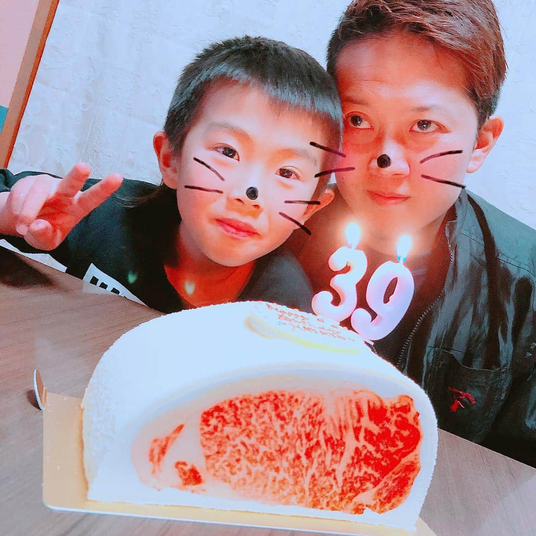 Cake.jpさんのインスタグラム写真 - (Cake.jpInstagram)「本日は、#旦那さま のお誕生日に素敵な #サプライズ を仕掛けた奥様の投稿を #repost ! 巨大なサーロインステーキケーキのサプライズに合わせて、メインディッシュもステーキにされたそうです♡ ✧ * ♡11.21♡ * Today is my husband&#39;s birthday 🙋‍♂️🎁💕‼️✨ * * ケーキは🎂 極上黒毛和牛サーロインステーキ🥩風のbirthdaycake😋✨✨ * ディナーも もちろん今日はステーキ🥩😋✨ * * Thank you always♡♡♡ * * #お誕生日#お誕生日おめでとう#HAPPYBIRTHDAY#お誕生日ケーキ#バースデーケーキ#BIRTHDAYCAKE#CAKE#極上黒毛和牛#サーロインステーキ#ステーキケーキ 😋🥩🎂✨✨✨ * 📷photo by @xoxochuchumeg さま 素敵なお祝いのシェアをありがとうございました♪ ･ 今回のお祝いにご利用いただいたのは、#SNS映え 抜群の和牛サーロインケーキ🥩 ケーキの箱を開けた瞬間、巨大なお肉が！？ カットすると美味しい #ショートケーキ が出現します！ ぜひあなたも大切な人に #ユーモア 溢れるサプライズを仕掛けてみては？✨ ･ 🎂こちらの和牛サーロインケーキのチェック・ご購入は画像をタップ！！🎂 ･ ✧フォトジェアニバーサリーコンテスト開催中✧ お祝いのシェアは→ #フォトジェアニバーサリー #cakejp でタグ付けを♥ ･ #インスタ映え#サーロイン#サーロインケーキ#バースデーケーキ#誕生日#誕生日ケーキ#オーダーケーキ#写真ケーキ#スイーツ部#cake#birthday#birthdaycake#decorationcake#customcake#cakestagram#happybirthday」12月6日 12時24分 - cakejp_official