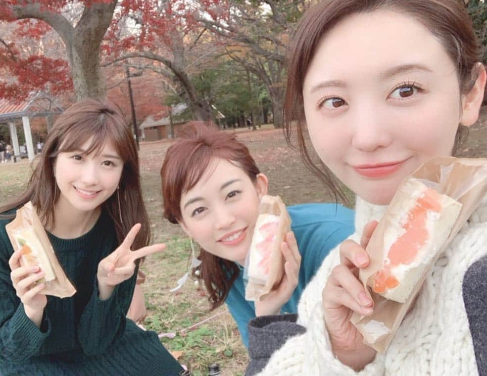 新井恵理那さんのインスタグラム写真 - (新井恵理那Instagram)「おはようございます！今日はまた寒くなるようですね(＞＜)暖かかった火曜日、わたしは代々木公園でピクニックをしました( ^ω^ )思いつきの即席だったから、食べ物はそれぞれ買って持ち寄りだけど、友里さん&愛犬とおのののかちゃんと、のんびーり話しながら、紅葉と空を楽しんだ♪♪♪もうしばらく、こんな風には過ごせないかな(=´∀｀)寒さに負けずに頑張ろーっ！#ピクニック #紅葉 #代々木公園 #伊藤友里 #おのののか #新井恵理那」12月6日 4時12分 - elina_arai