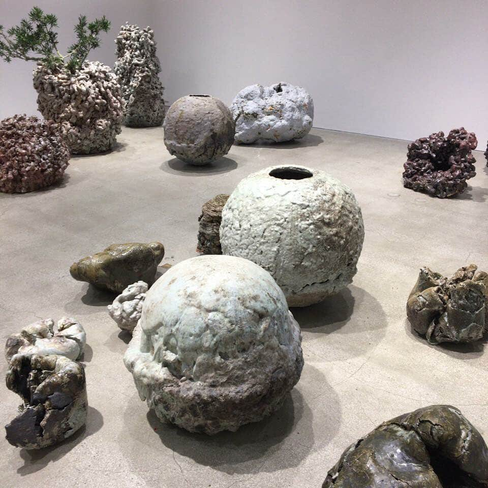 村上隆さんのインスタグラム写真 - (村上隆Instagram)「Yuji Ueda’s @yuji____ueda exhibition at Kaikai Kiki Gallery was originally  scheduled to go on until December 10th, but we closed it last Saturday, on December 1st. This is because a client who bought much of the works in the show needed them shipped immediately, and in order to do so we had to start packing the works for shipping at once. Just a few days ago, I had explained the challenging path that led to this exhibition in an Instagram post; the toll of the said challenge on the artist and the gallery was such that we simply couldn’t pass on this sales opportunity. We therefore had to close the exhibition 9 days earlier than scheduled, and I’m sure we have disappointed many of you who were looking forward to visiting the show—but I’m hopeful that some of you will some day have a chance to see the purchased works in person in the collection.  I do apologize for shortening the exhibition. The images here were photographed by Mr, Matsumoto of utsuwa note, @utsuwanote one of my teachers on ceramics.  上田勇児さん @yuji____ueda の作品展は、本当は１２月の１０日まで開催予定だったが、先週の土曜日の１２月１日で閉じた。理由は作品を購入した方が、即時シッピングが念頭にあり、それに応えるためには、直ぐに梱包し、送り出す必要があるからだ。数日前に僕のインスタグラムの記事で今回の展覧会開催までの苦労話を書いたばかりだが、その苦労が作家も我々にも度が過ぎていたので、この販売のチャンスを反故する事は出来なかった。 なので、会期を９日間も縮めての展覧会終了で、展覧会を見に来ることを楽しみにしてくれていた人も大勢いたはずだけれども、だけれども、いつの日 か、作品が購入されたコレクション先で誰かの目に触れることもあると思いたい。会期を短縮してしまって申し訳ありません。 写真は、僕の陶芸の先生の一人、うつわノートの松本さん @utsuwanote が撮影したものです。」12月6日 6時50分 - takashipom