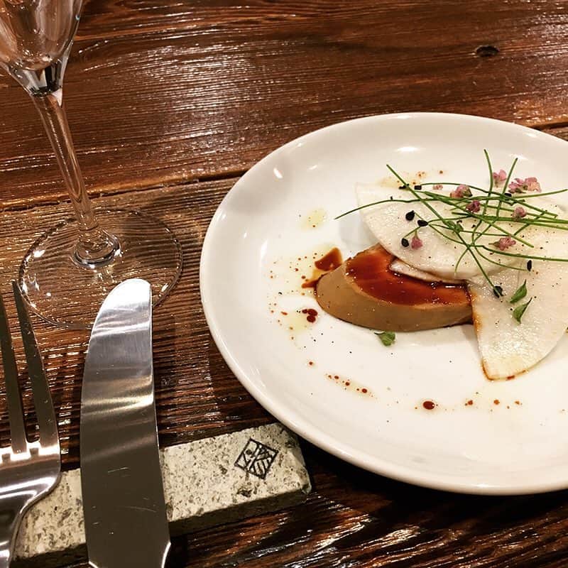 poroco（ポロコ）さんのインスタグラム写真 - (poroco（ポロコ）Instagram)「本格フレンチをカジュアルな雰囲気で楽しめるお店。腕をふるうのは、長年札幌と東京の星付きフランス料理店などで腕を磨いたオーナーシェフ・高橋洋佑さん。良質な素材にこだわった料理は、最新トレンドを取り入れた一流の技が感じられるひと皿ばかり。店内は10席のみなので、予約がオススメ。 写真は「鴨ムネ肉のラケ」。柔らかく、ジューシーに焼き上げた鴨ムネ肉に添える、スパイスとハチミツをキャラメリゼしたラケソースがおいしさを引き立てる。 詳細はポロコ12月号別冊付録またはポロコWEBサイトをチェックして♪ Millau（ミヨー） 札幌市中央区南5条西3丁目8NグランデビルB1 #millau #ミヨー #札幌フレンチ #札幌 #すすきの #鴨ムネ肉 #ラケ #札幌グルメ #宴会 #パーティ #デート #sapporo #poroco」12月6日 7時54分 - poroco_magazine