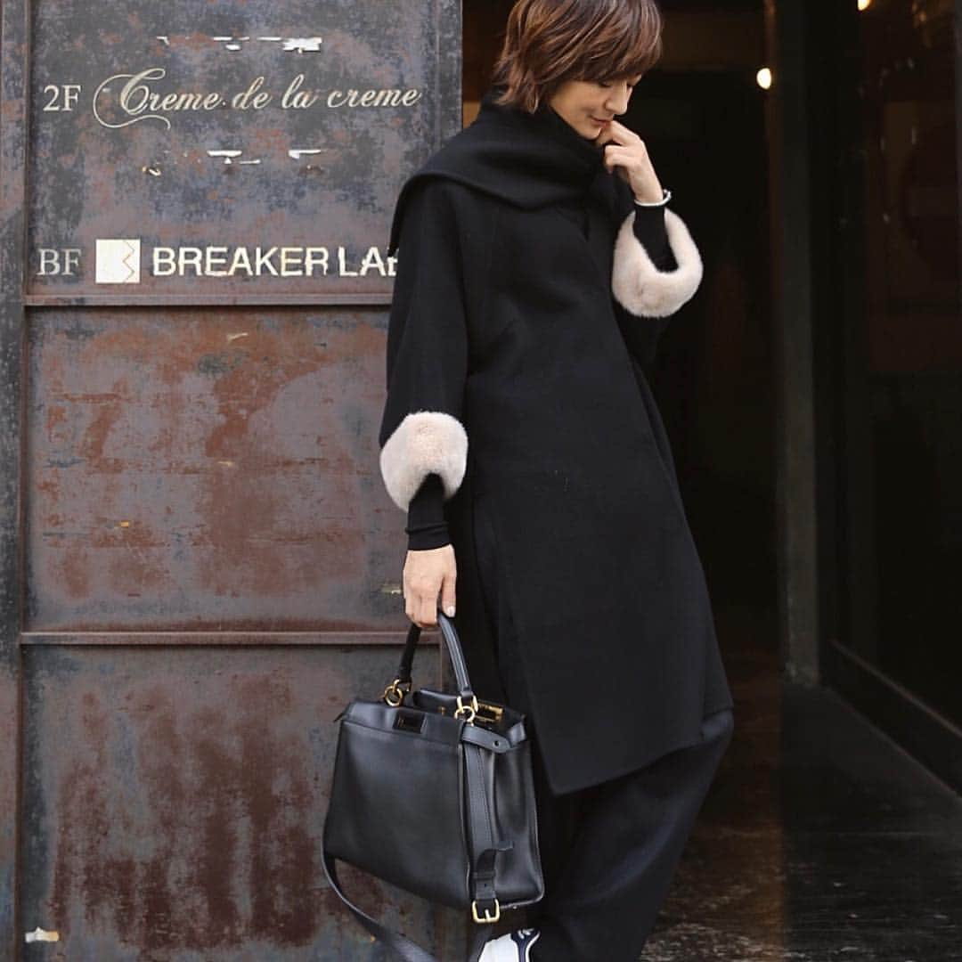 富岡佳子さんのインスタグラム写真 - (富岡佳子Instagram)「#gift  #coat …#fendi  首元のストールは取り外しができます センタープレスのパンツ✖️スニーカーは通年好きなStyleです☺︎」12月6日 8時53分 - yoshikotomioka