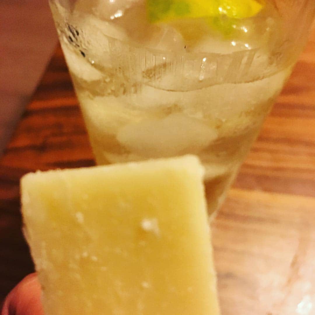 佐藤仁美さんのインスタグラム写真 - (佐藤仁美Instagram)「最近は、家に帰ったら、1杯は飲む。。。 ハイボール。国産レモン(豪華っっっ)。チーズをちびちび、つまみに。12時前には就寝。健康的。 #ハイボール #4リットルボトル #ポンプつけてるの ＃ああ、飲みたい」12月6日 9時08分 - sato.hitomi.19791010