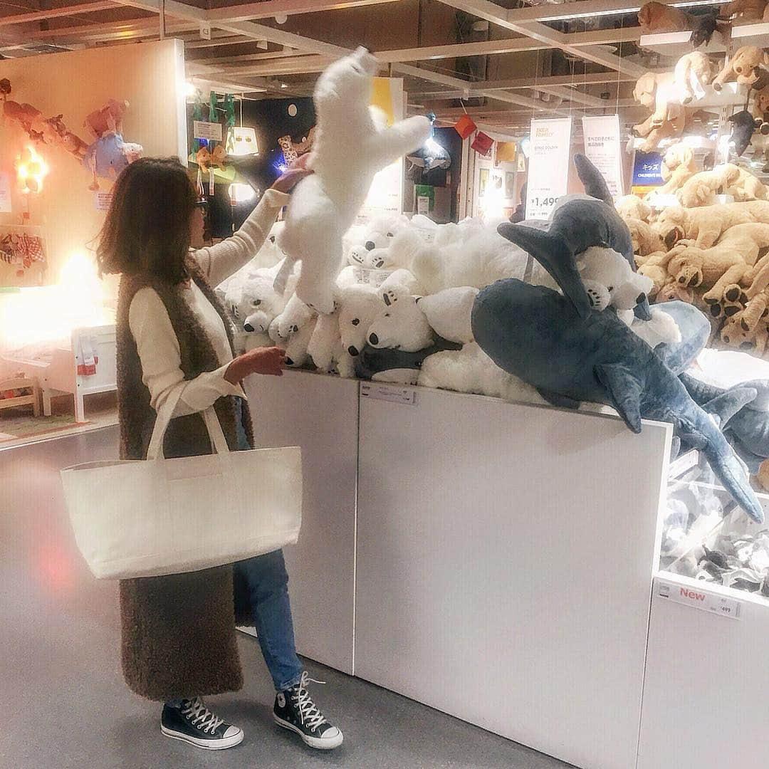 Erikaさんのインスタグラム写真 - (ErikaInstagram)「in IKEA 🇸🇪 * *  ここのオラウータンのぬいぐるみが 欲しい🐒←ﾓｯﾃﾙﾉｼﾛｸﾏﾀﾞｹﾄﾞ。 * そんなオラウータンと被ってた、brownのロングベストは @sumickey327 ✖️ @oandi_official  のコラボ🐒  低身長にスニーカーでも丈感余裕👟 ............................................................................................................ best @oandi_official  tops @nostalgia_jp  denim @_juemi_ sneakers @converse_jp」12月6日 9時40分 - 911erika