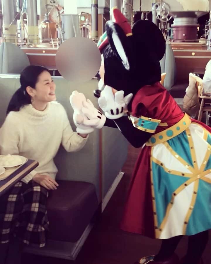 睦のインスタグラム：「先日のミニーとの グリーティング全編。  丁寧に リアクションしてくれる ミニーちゃん 。  惚れてまうやろー！笑  #ミニーちゃん  #ファンダフルディズニー  #ミニー  #minne #ミニーマウス  #minnimouse  #東京ディズニーシー  #ディズニーシー #disneysea  #tokyodisneysea  #tokyodisneyresort  #mickey  #ミッキー  #mickeymouse  #ミッキーマウス  #キャラクターダイニング  #プライオリティシーティング  #pooh  #プーさん  #ホライゾンベイレストラン  #horaizonbayrestaurant  #グリーティング  #ぼっち  #ssw  #singersongwriter  #artist  #lyricist  #singer  #井上睦都実 #睦」